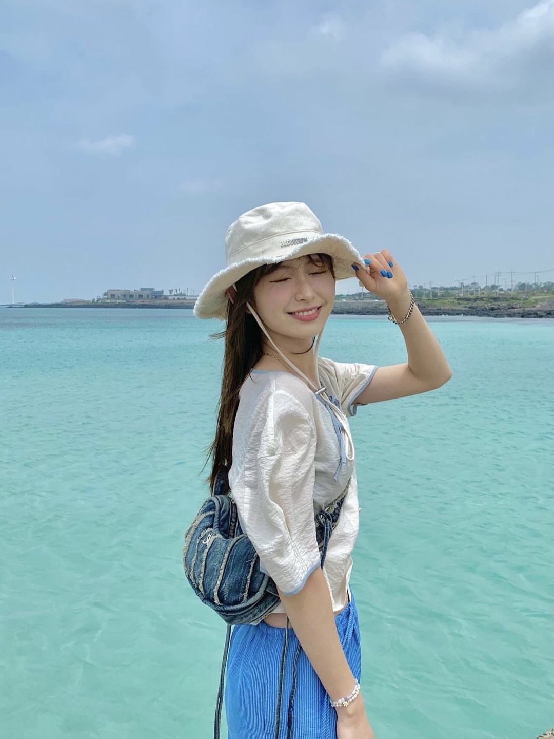 Jacquemus Le Bob Artichaut Bucket Hat Off White 착용 스타일 - 1