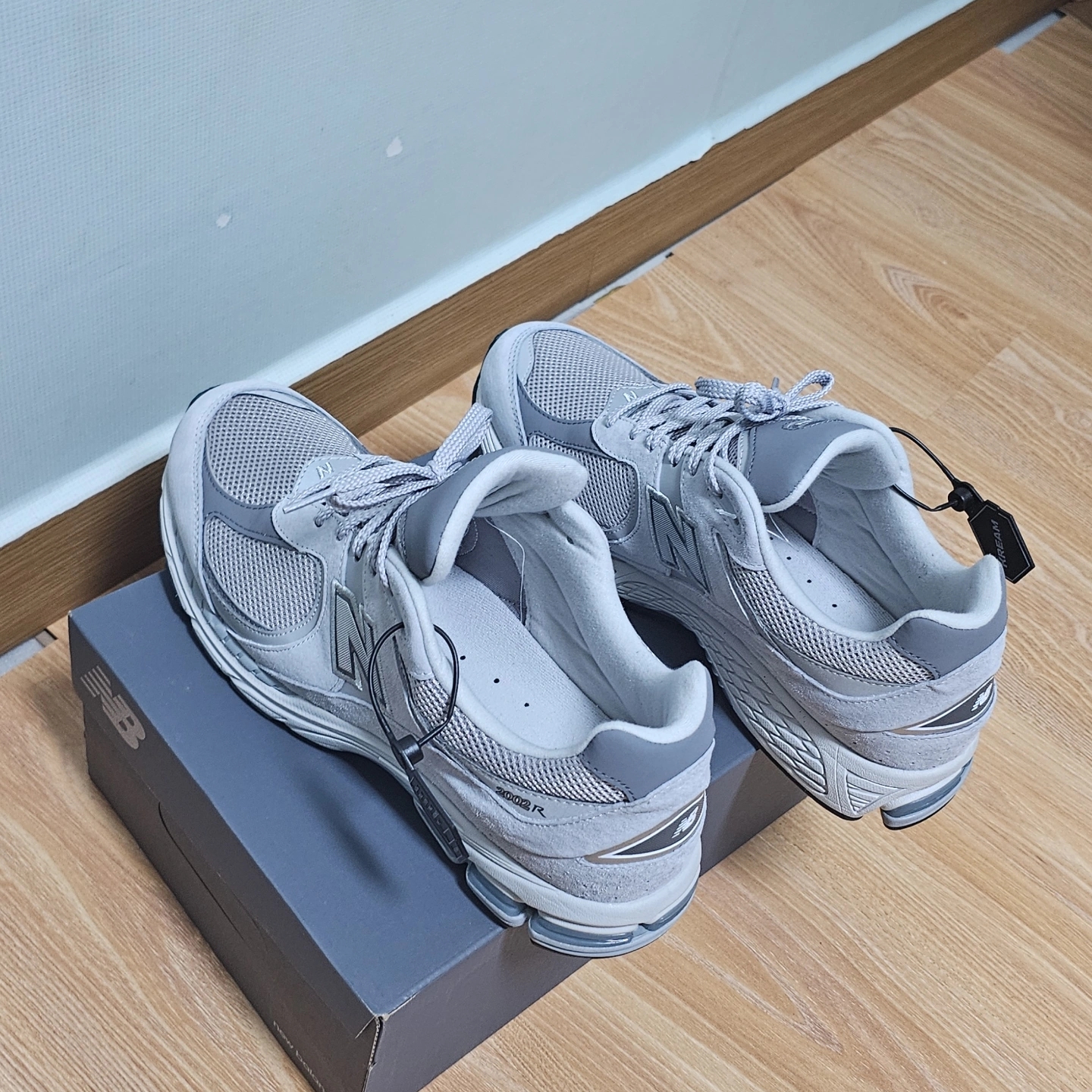 New Balance 2002R T2 Gray 착용 스타일