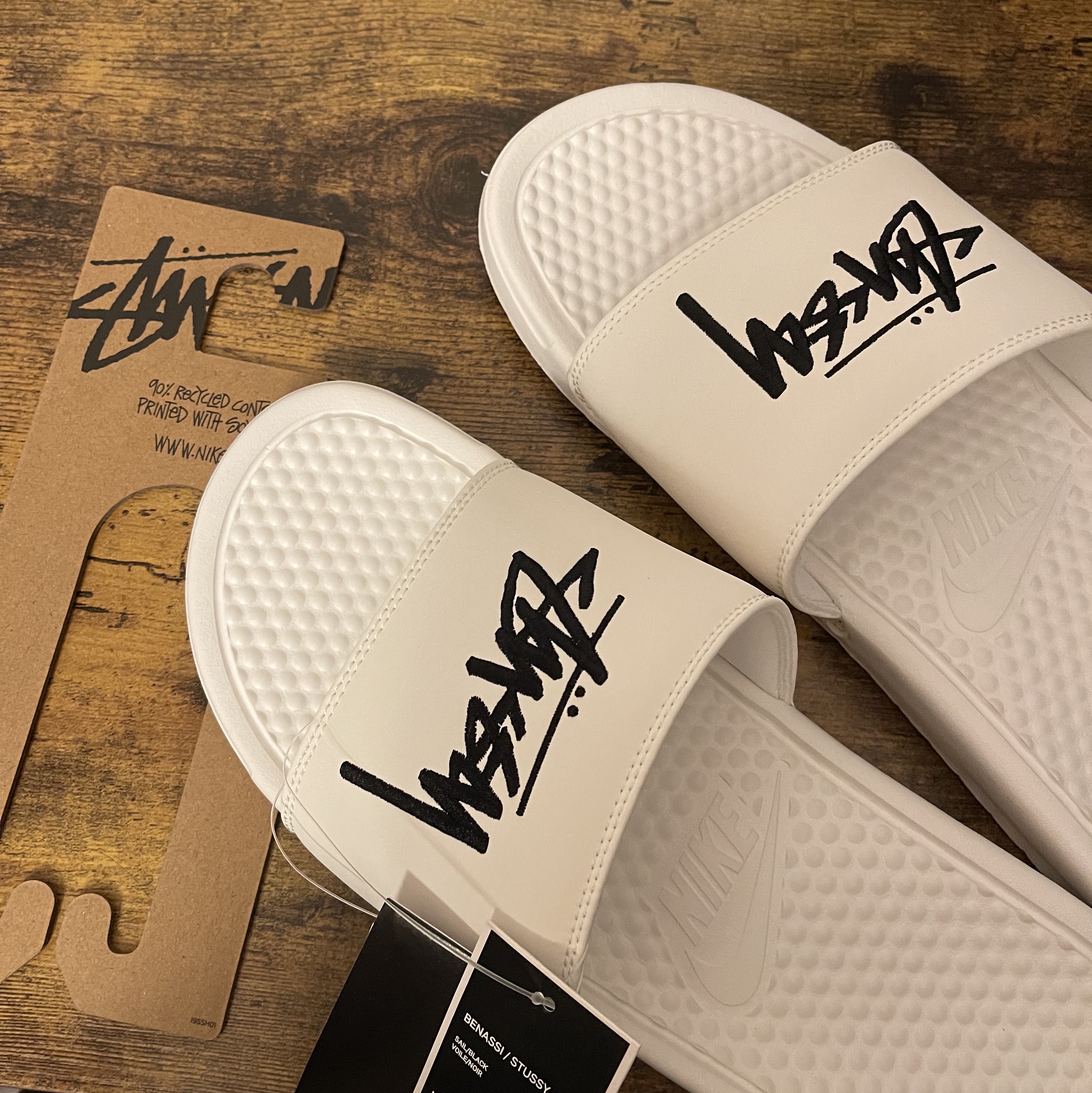Nike x Stussy Benassi Slide Sail, Nike x Stussy Benassi Slide Off Noir 착용 스타일 - 2