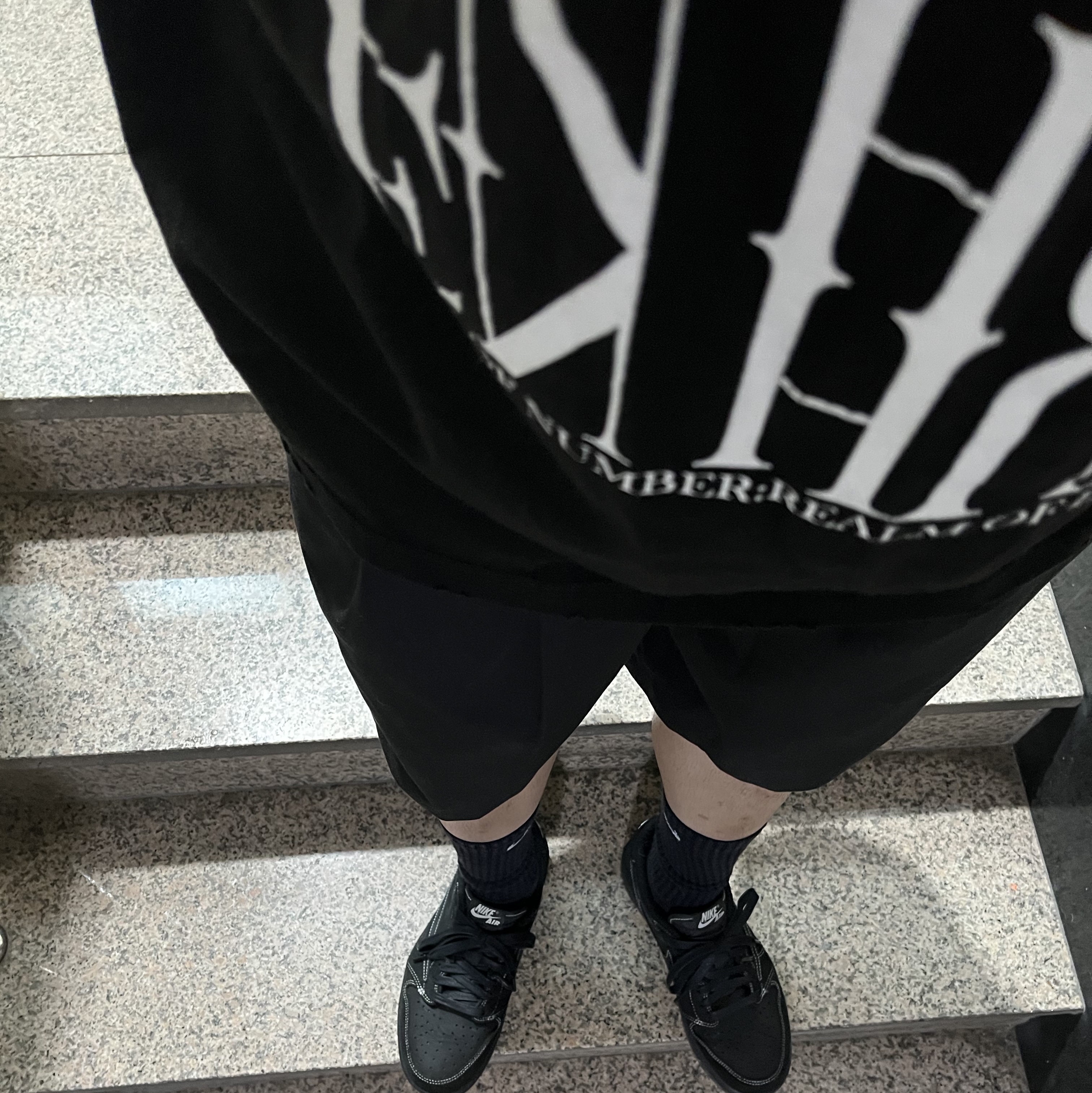 Jordan 1 x Travis Scott Retro Low OG SP Black Phantom, Undermycar EN HUIT Graphic T-Shirt Black - 23SS 착용 스타일