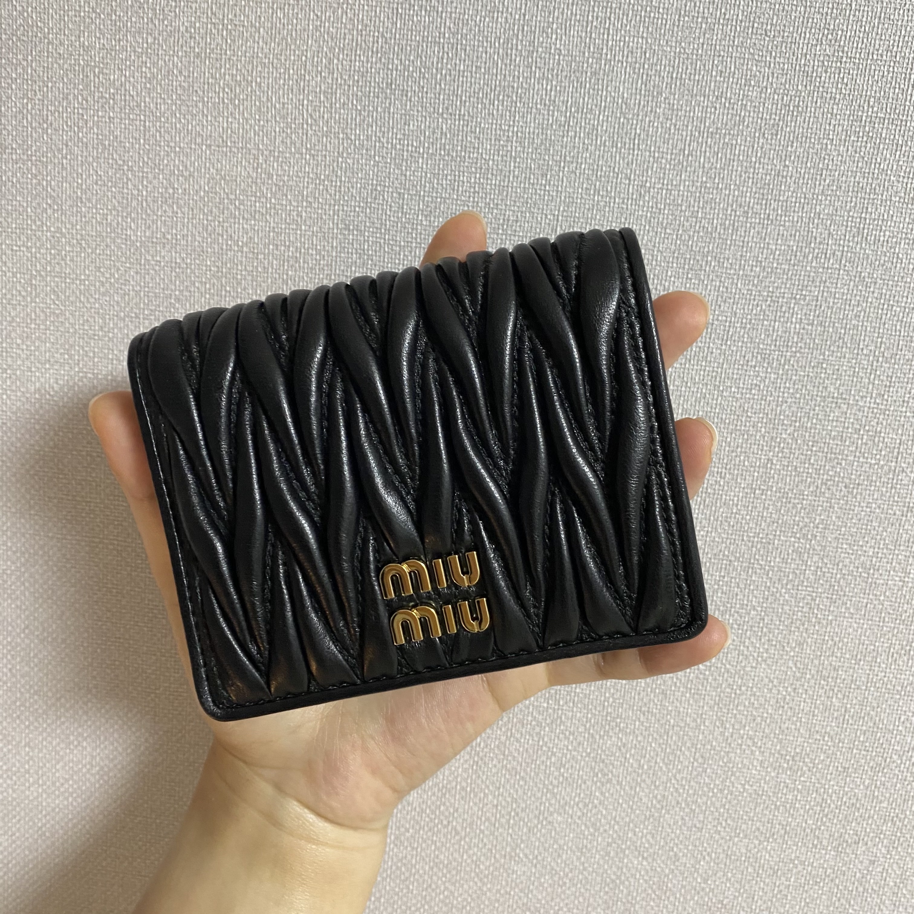 Miu Miu Matelasse Nappa Leather Wallet Black 착용 스타일 - 2