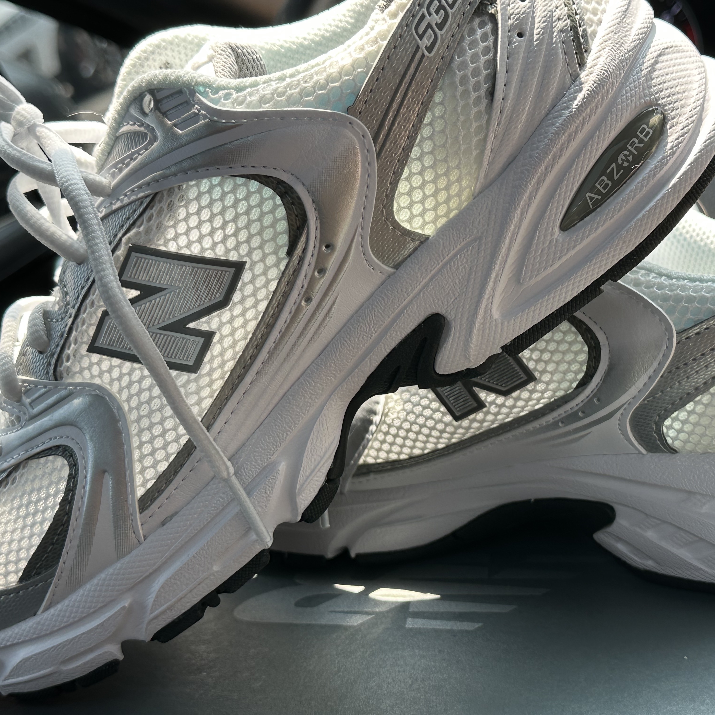 New Balance 530 White Silver 착용 스타일