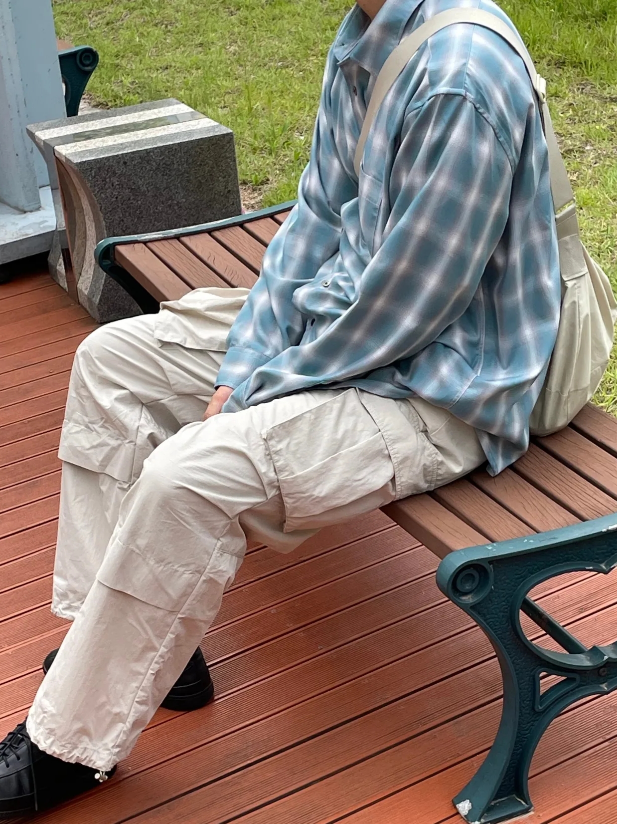 Uniqlo U Drawstring Shoulder Bag Natural 착용 스타일 - 5