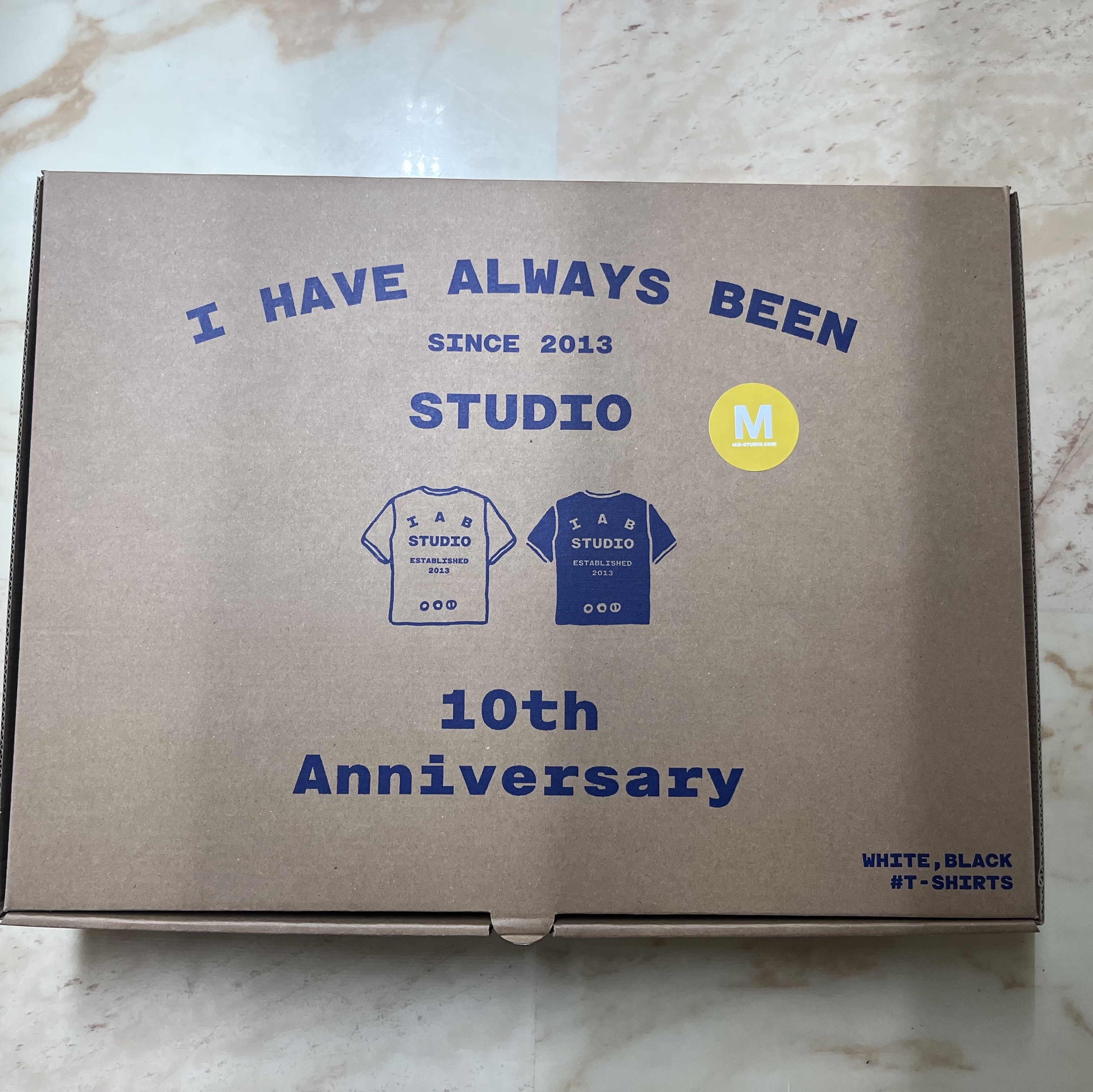IAB Studio 10th Anniversary T-Shirts Pack White & Black (2 Pack) 착용 스타일 - 1