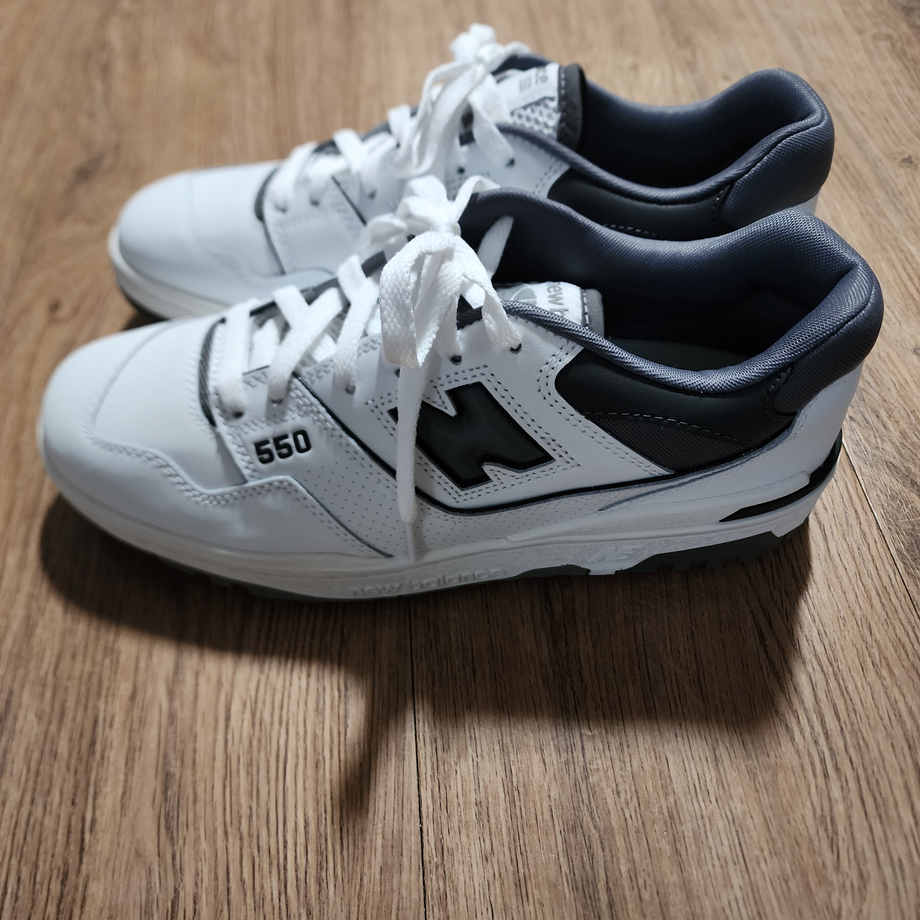 New Balance 550 White Grey Dark Grey - 2E Wide 착용 스타일 - 2