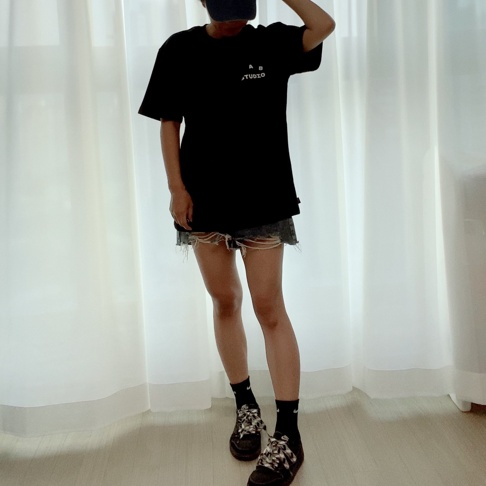 IAB Studio 10th Anniversary T-Shirts Pack White & Black (2 Pack) 착용 스타일 - 2