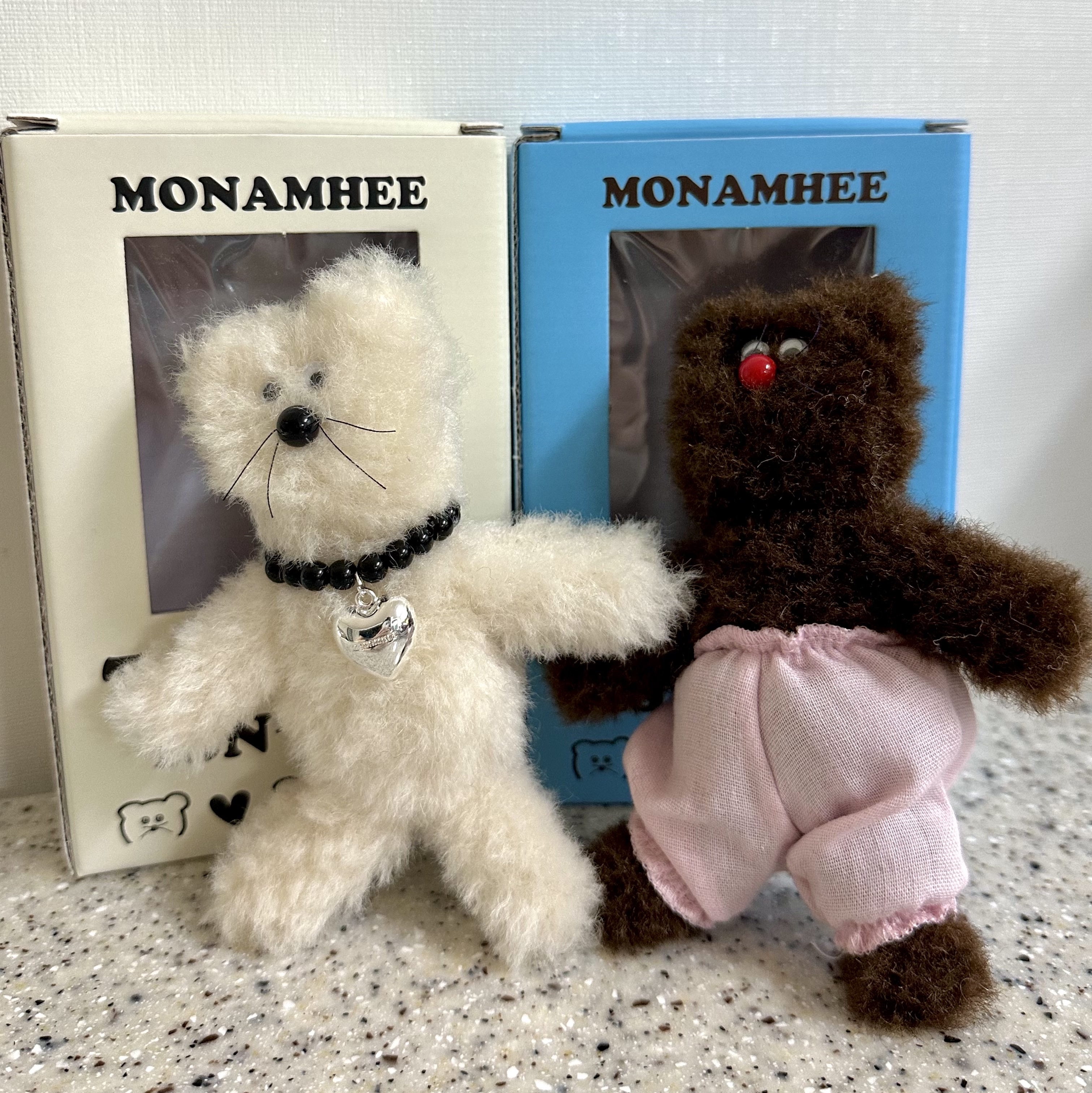 [KREAM 단독] Monamhee Bred Keyring with Pink Pants Brown 착용 스타일