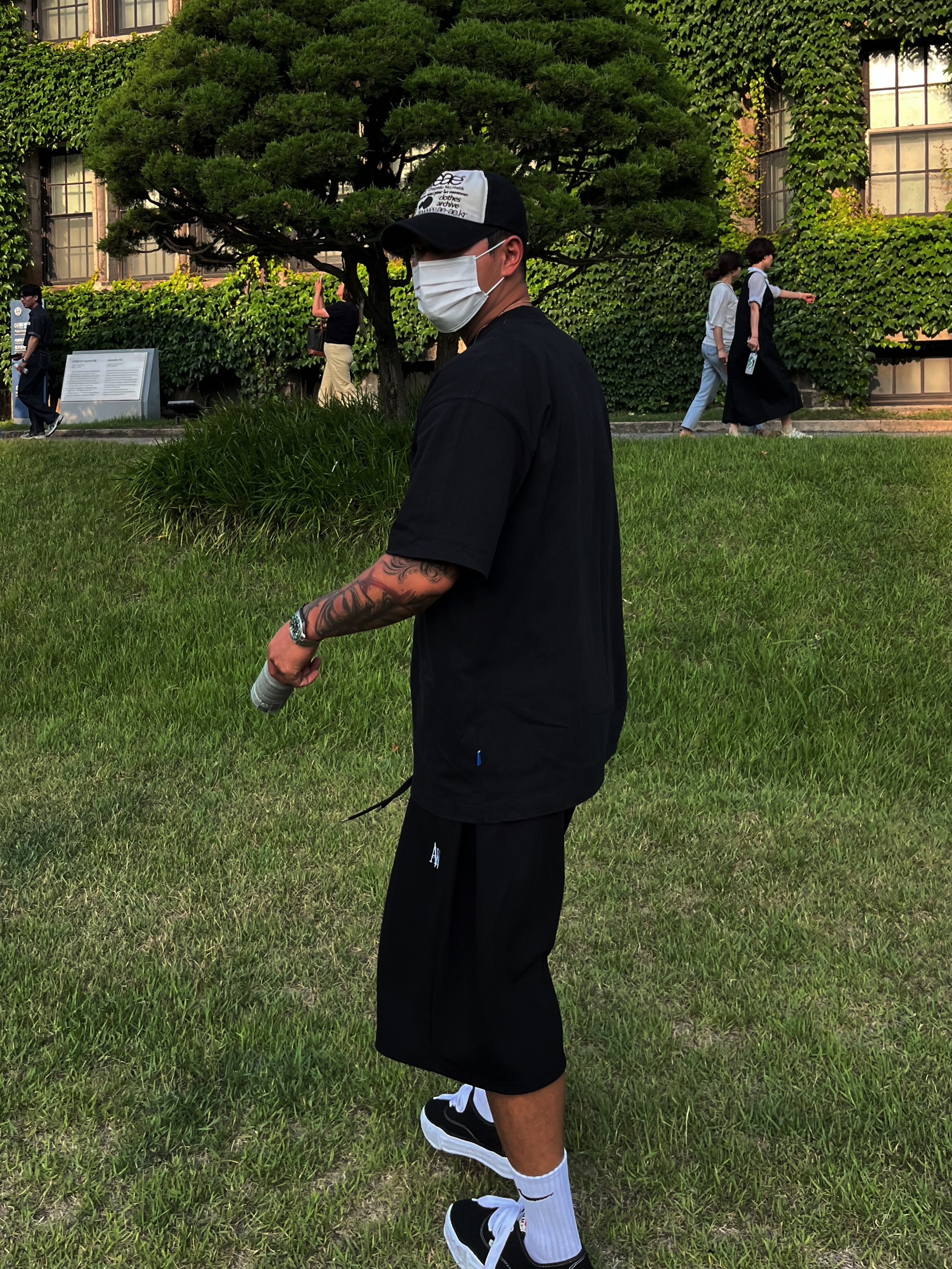 Maison Mihara Yasuhiro Baker OG Sole Canvas Low Cut Sneakers Black, Rolex Submariner Date 41mm 126610LV Black Oyster 착용 스타일 - 1