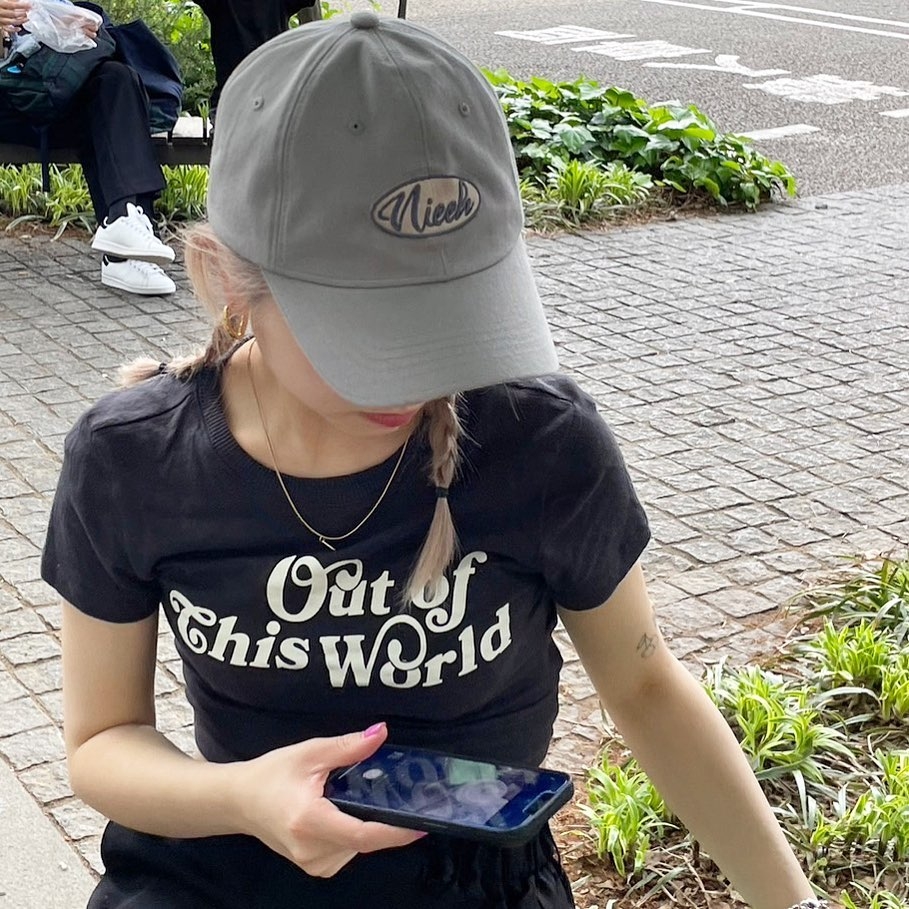 Nieeh Signature Round Logo Cap Gray 착용 스타일