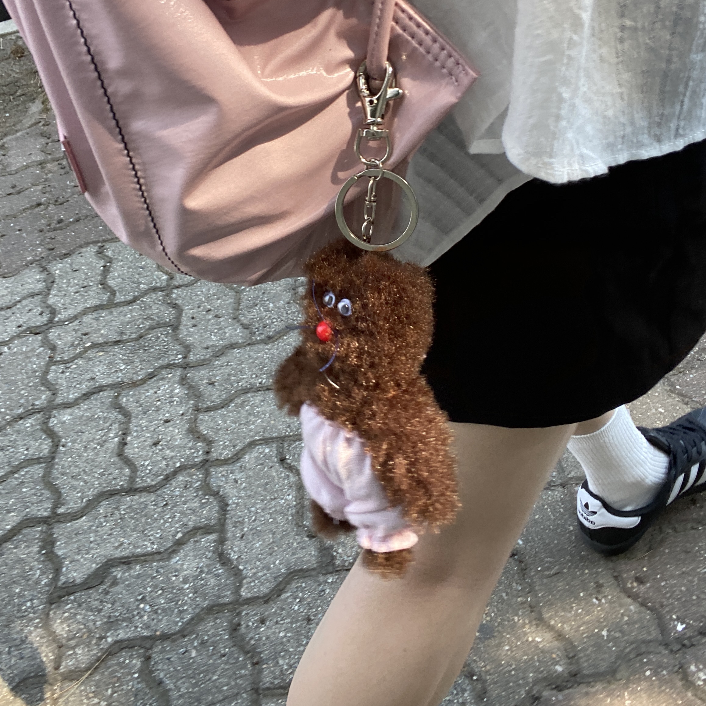 Monamhee Bred Keyring with Pink Pants Brown 착용 스타일 - 1