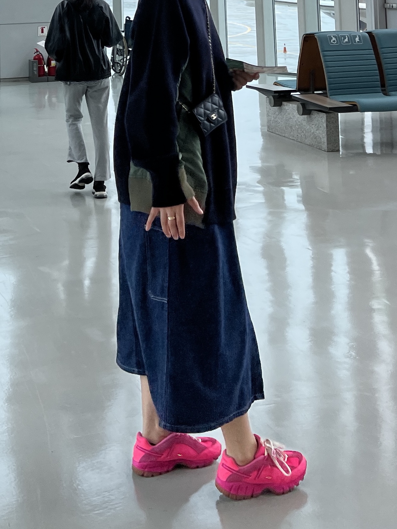 Nike x Jacquemus Air Humara LX Pink Flash, Chanel Classic Flap Card Holder With Chain Grained Calfskin & Gold Black 착용 스타일