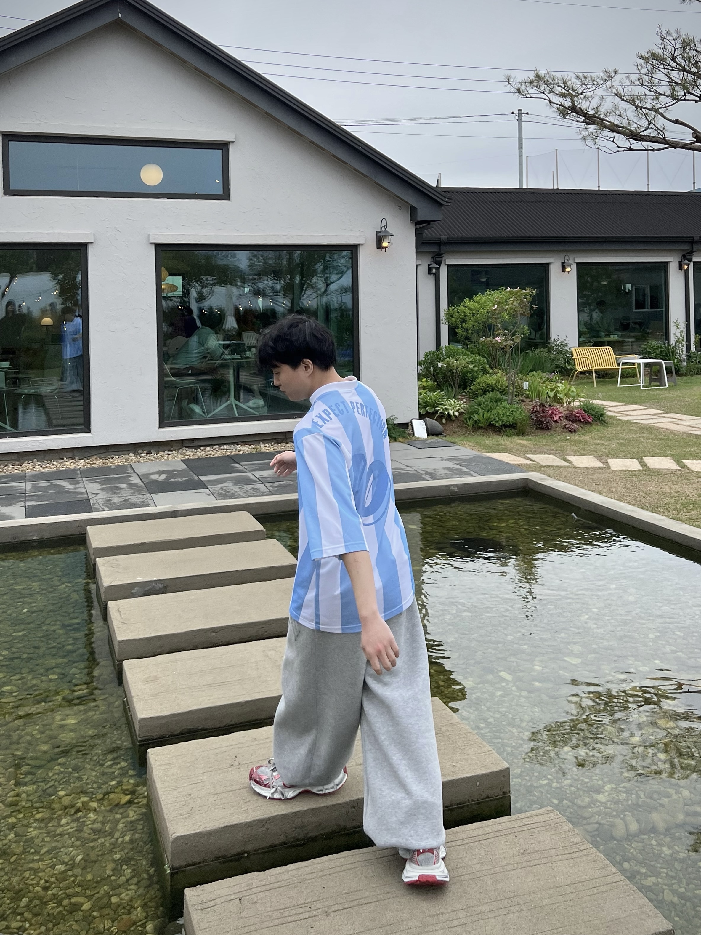 Balenciaga 3XL Sneakers White Red 착용 스타일 - 1
