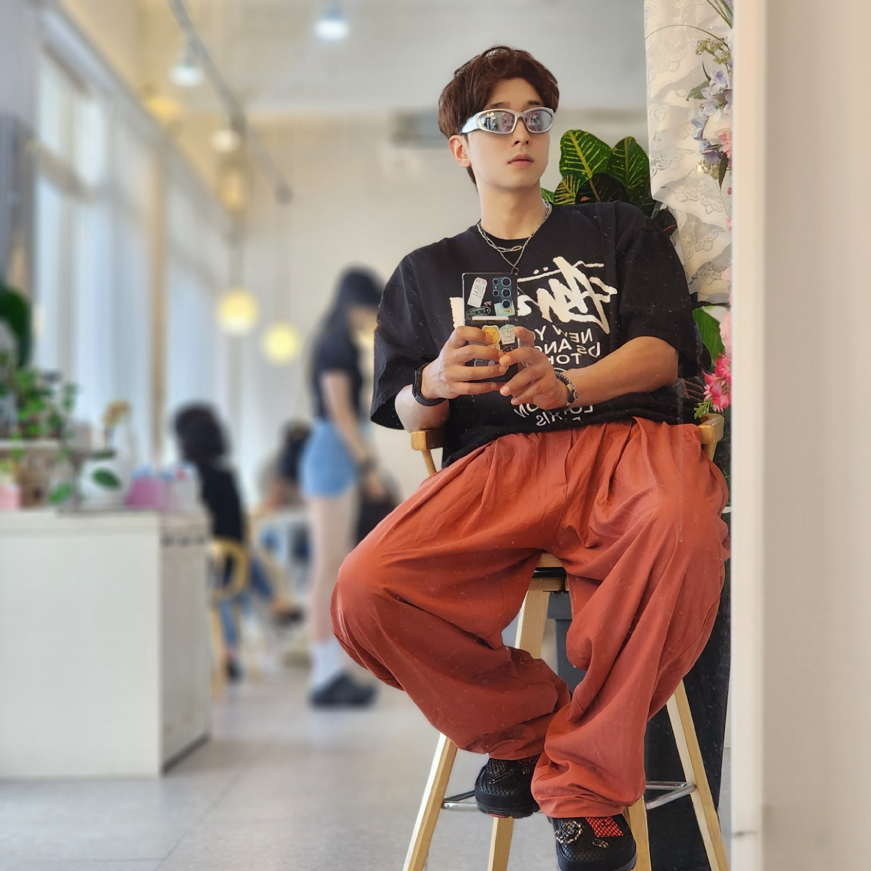 Crocs x Staple Classic All Terrain Clog Black, Stussy World Tour T-Shirt Black 착용 스타일 - 4