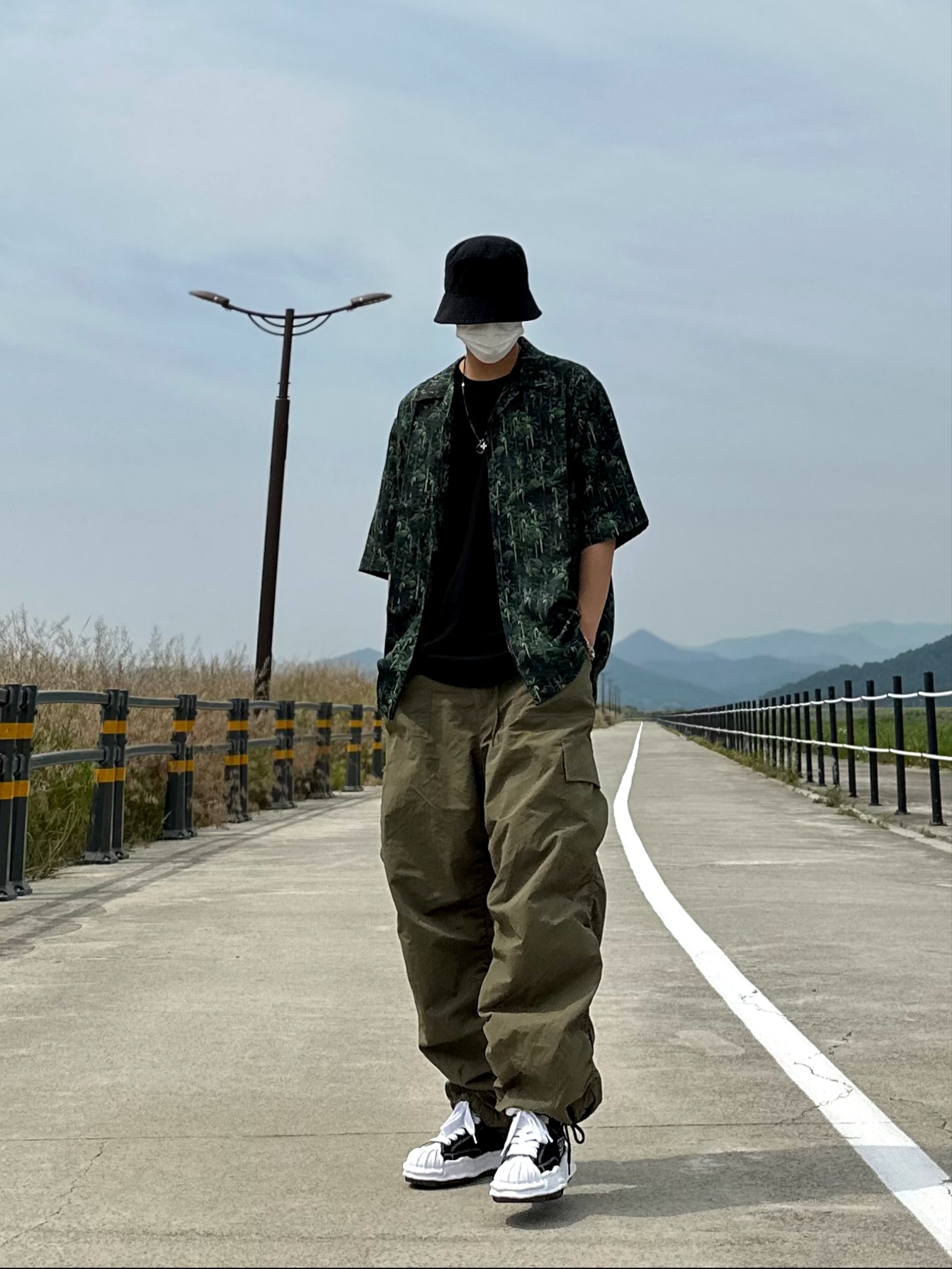Maison Mihara Yasuhiro Blakey OG Sole Canvas Low-top Sneakers Black White 착용 스타일 - 2