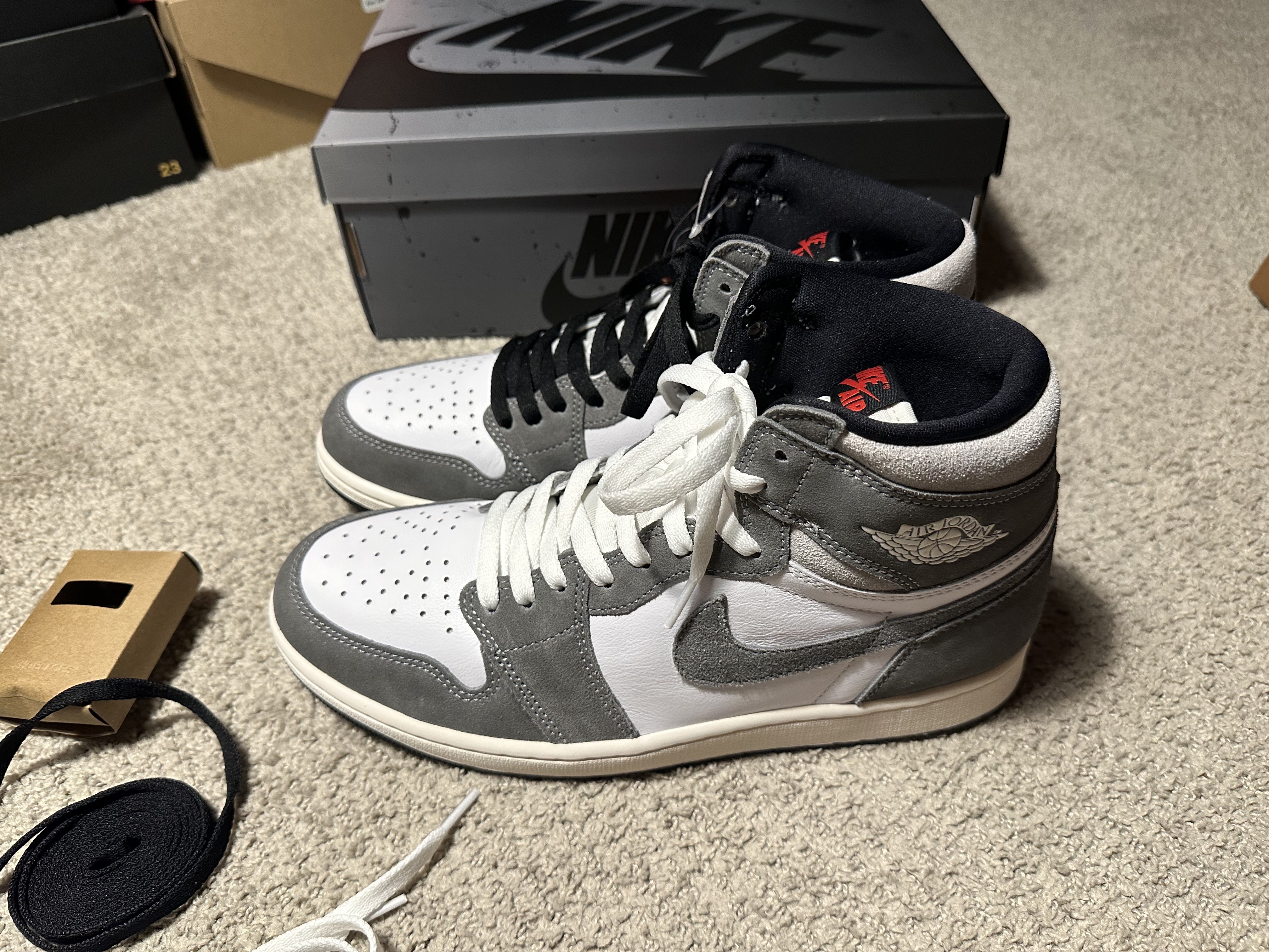 Jordan 1 Retro High OG Black and Smoke Grey 착용 스타일 - 3