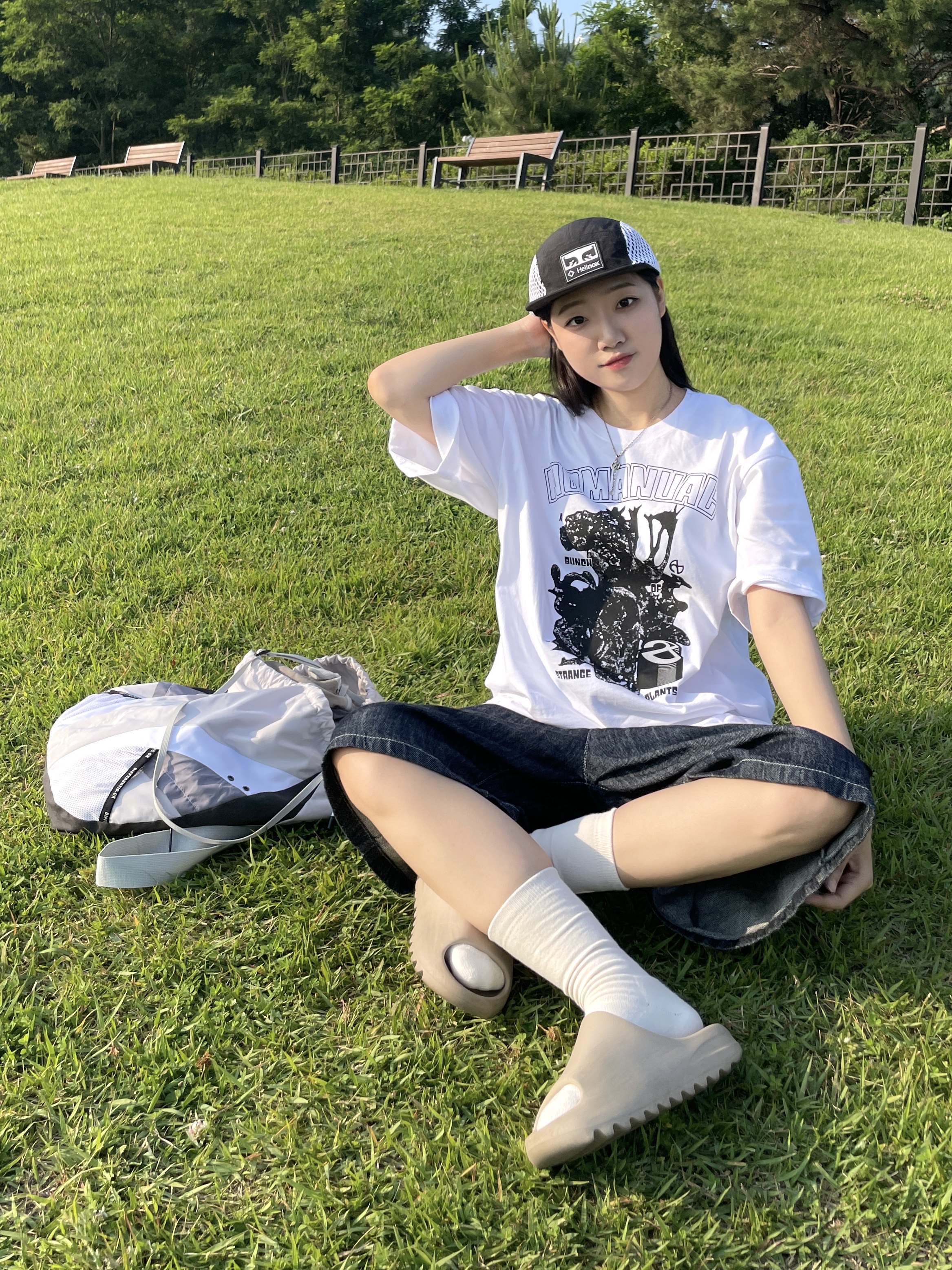 Adidas Yeezy Slide Pure, Helinox x Obey Camp Cap Black 착용 스타일 - 1