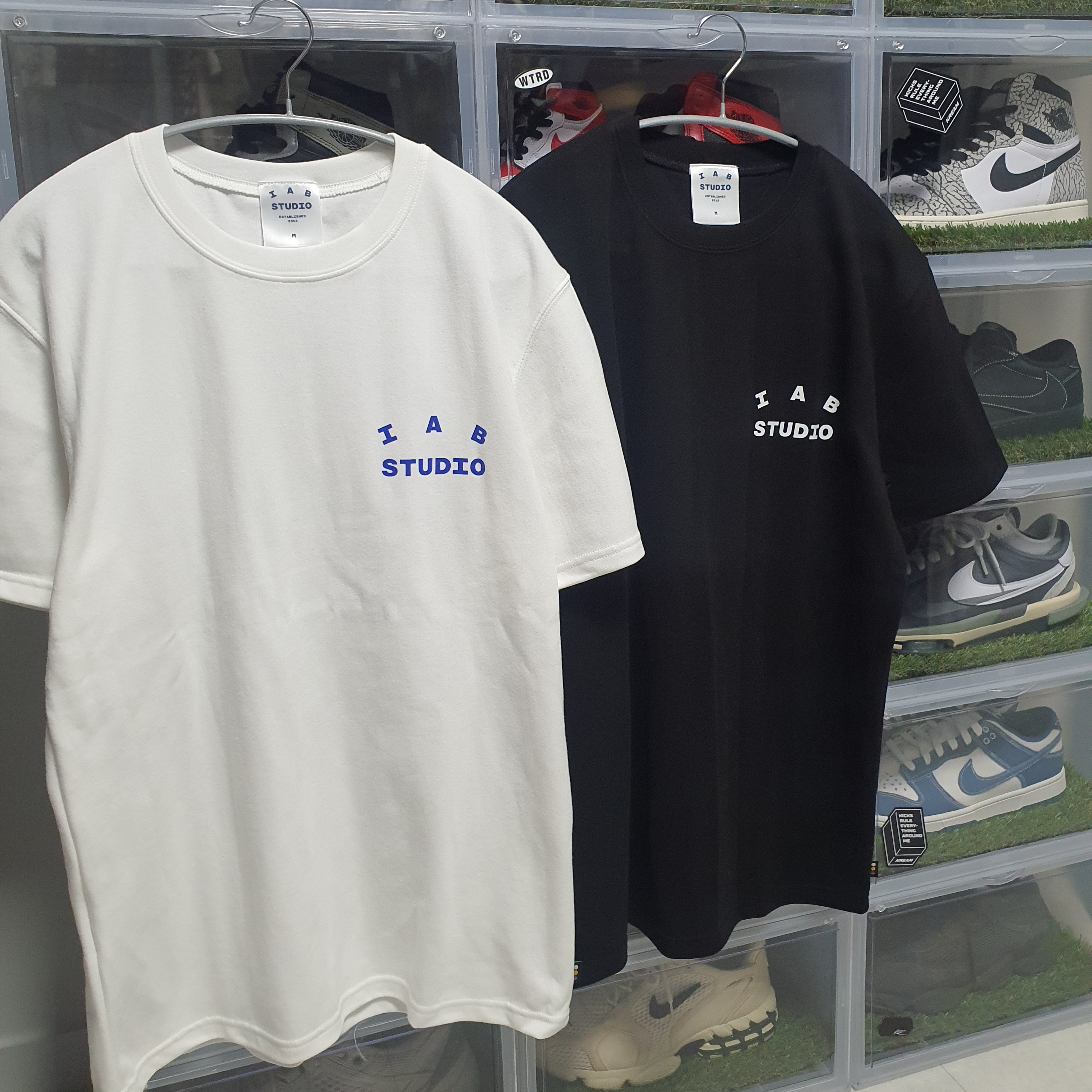 IAB Studio 10th Anniversary T-Shirts Pack White & Black (2 Pack) 착용 스타일 - 2