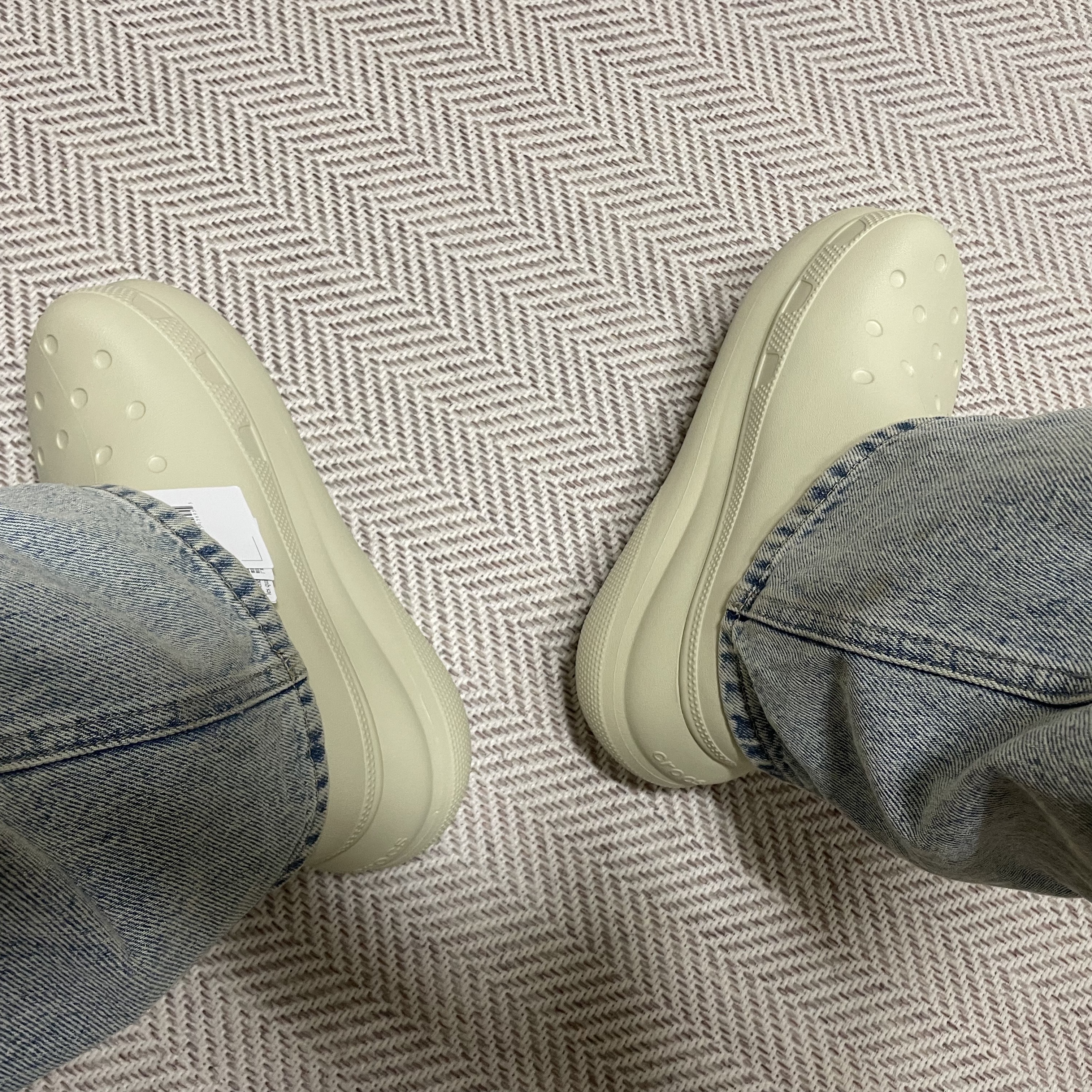 Crocs Classic Crush Boot Bone 착용 스타일