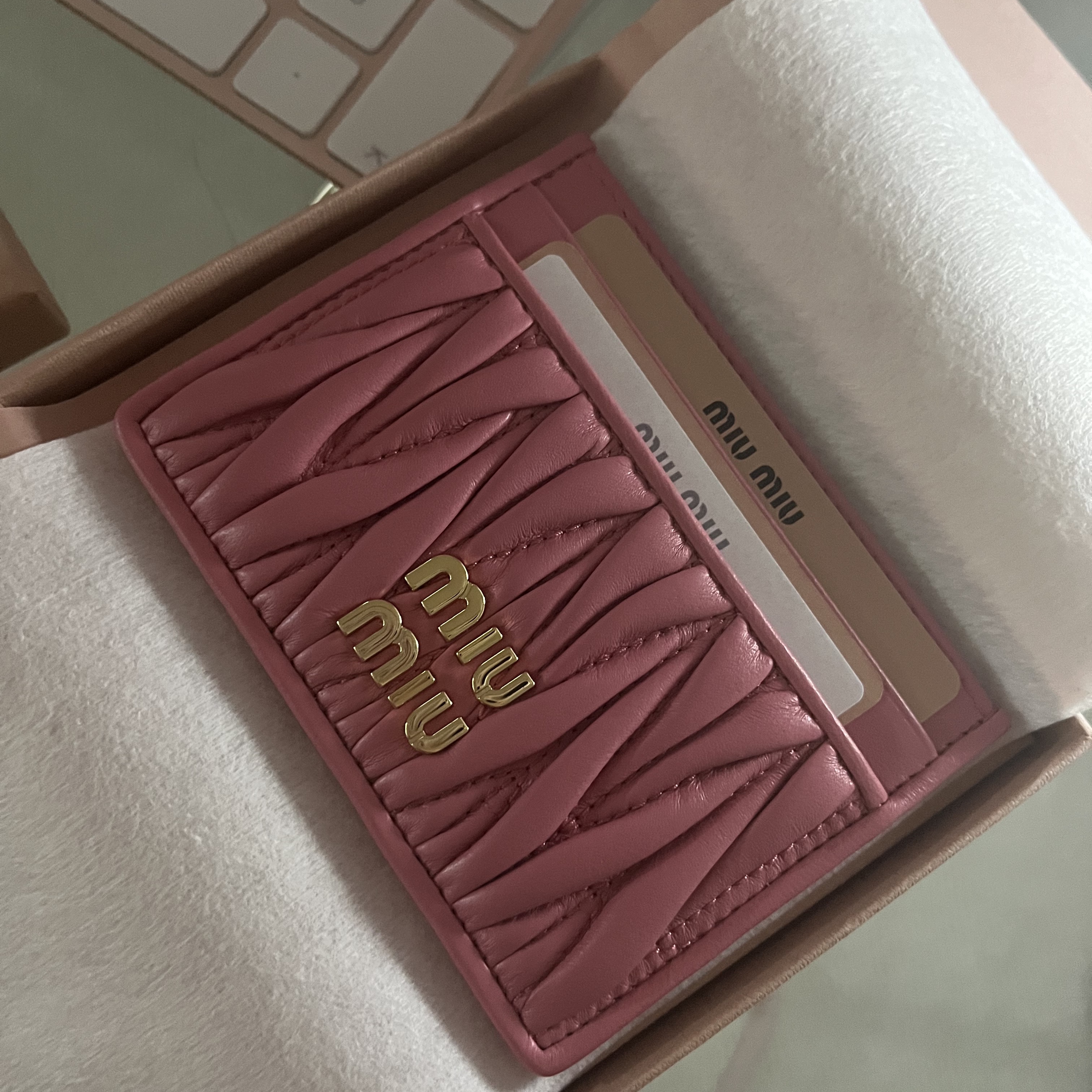 Miu Miu Matelasse Nappa Leather Card Holder Begonia Pink 착용 스타일