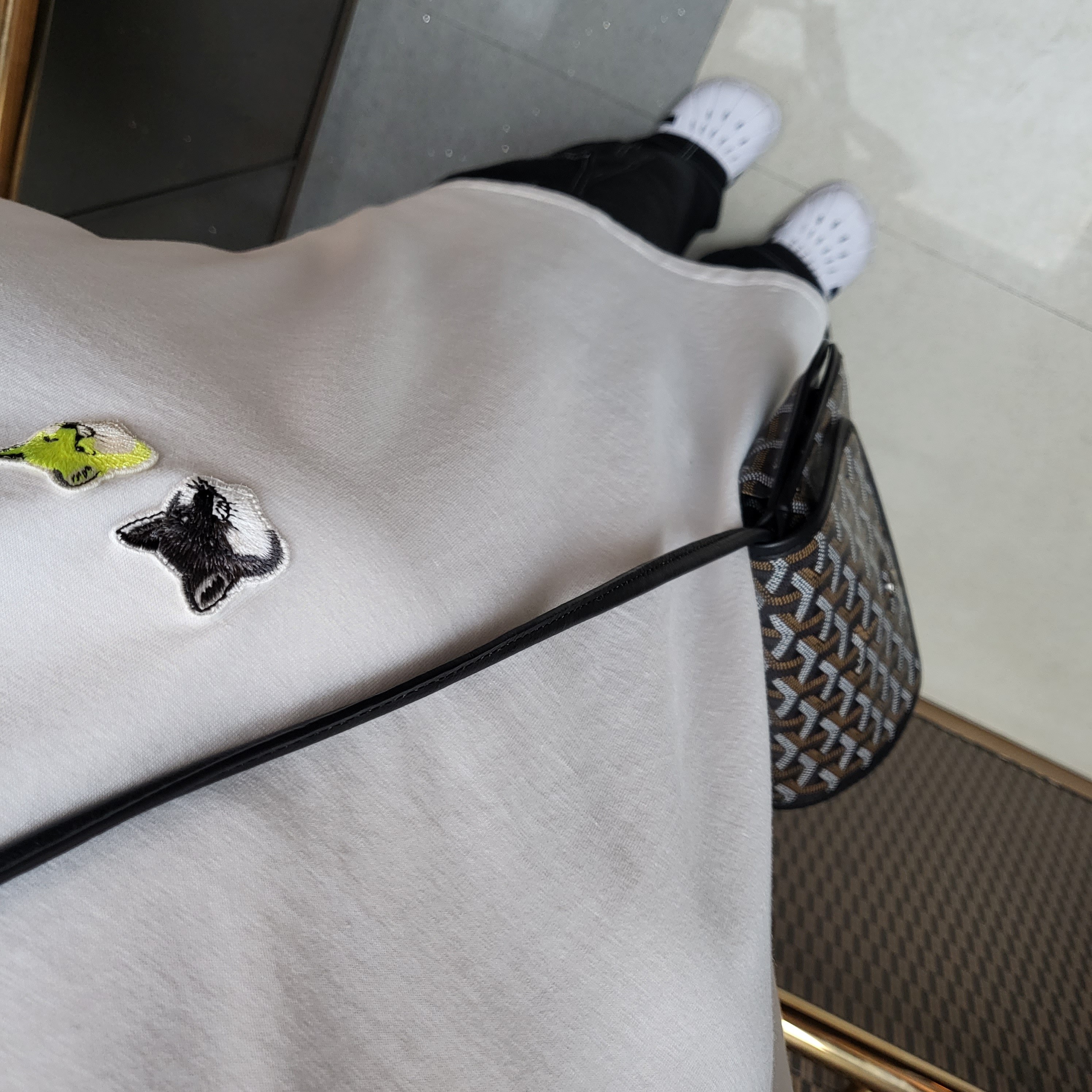 Maison Kitsune Double Monochrome Fox Head Patch Classic T-Shirt White, Adidas Adilette Clog White Black 착용 스타일