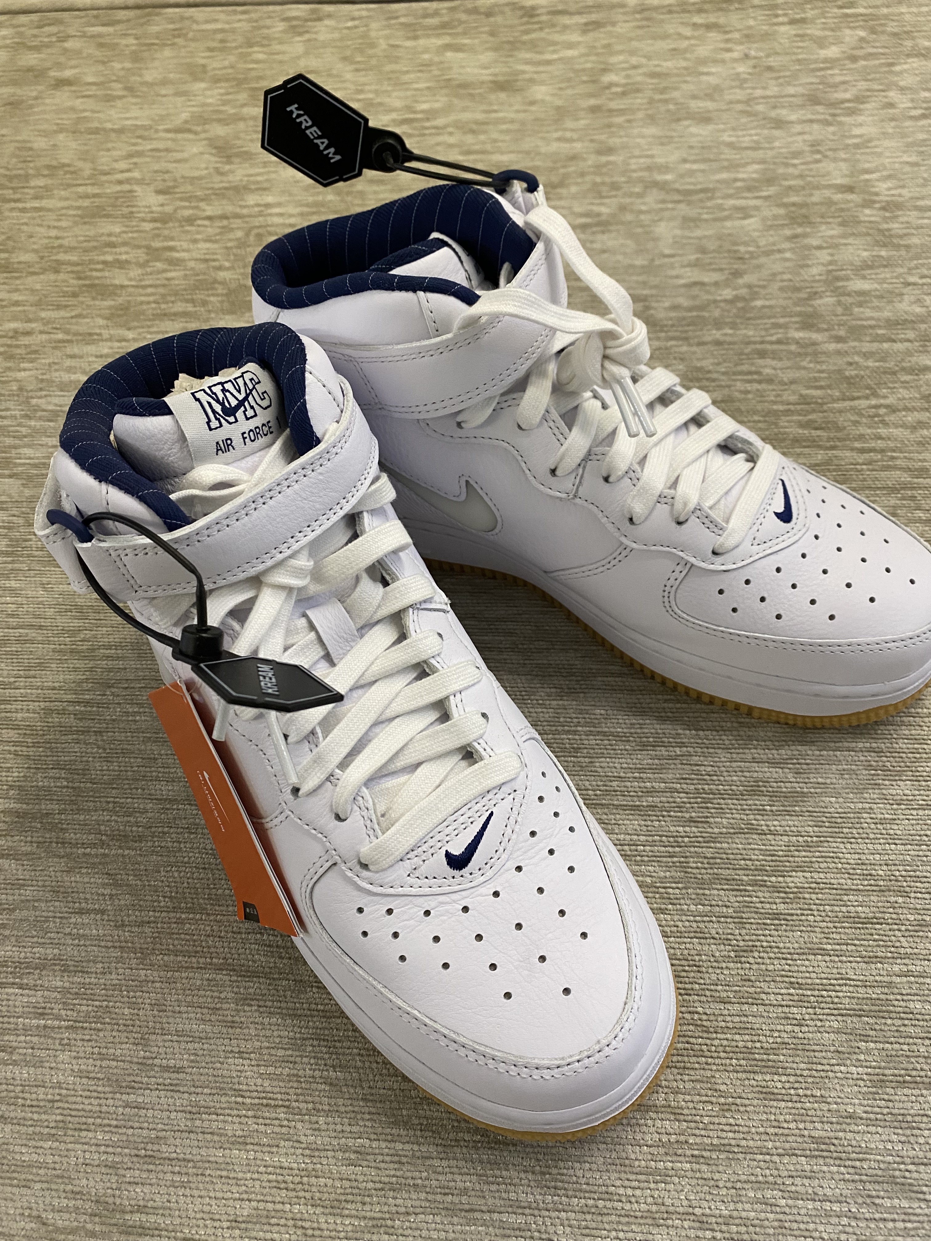 Nike Air Force 1 Mid QS NYC White Midnight Navy 착용 스타일 - 2