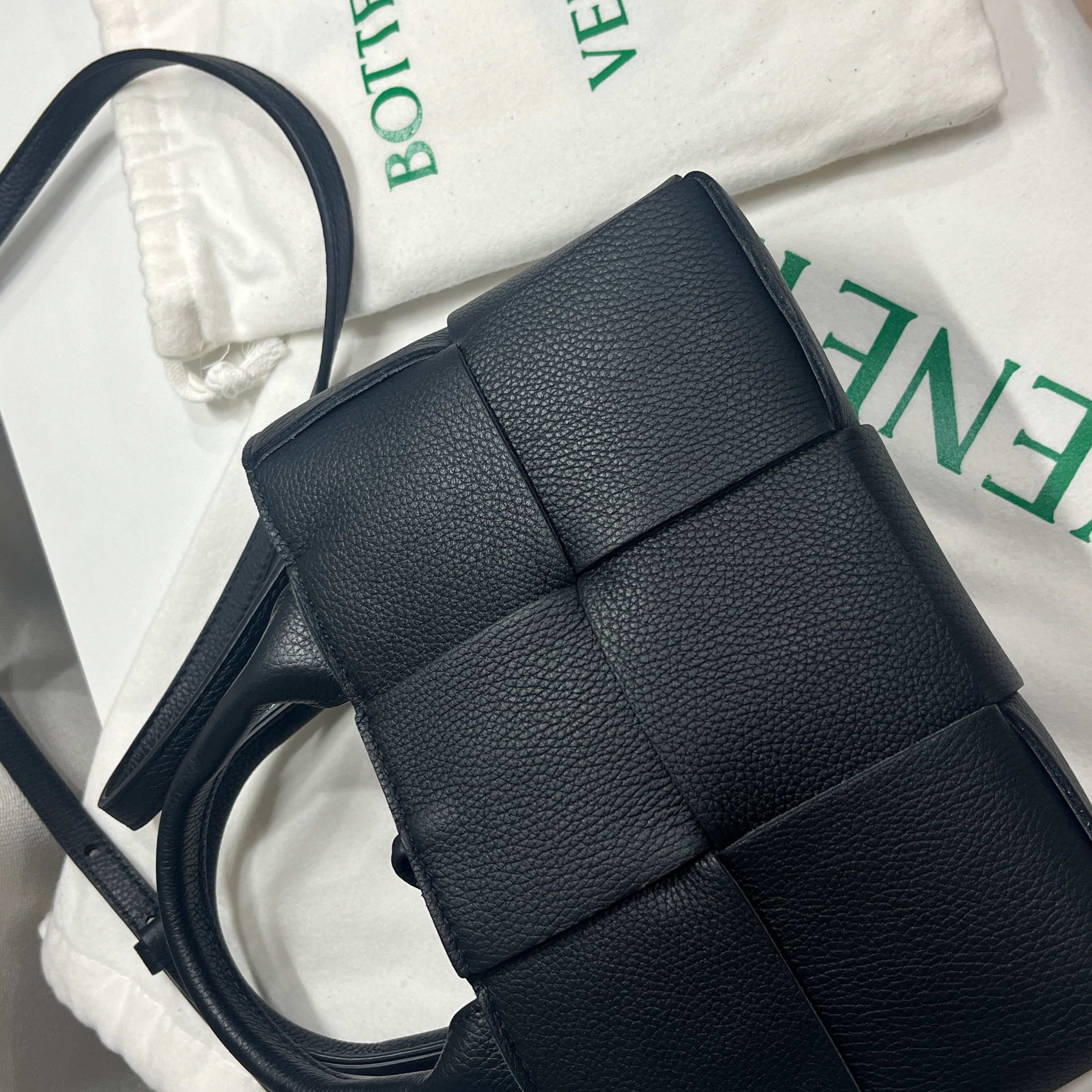 Bottega Veneta Candy Arco Tote Bag Black 착용 스타일 - 3