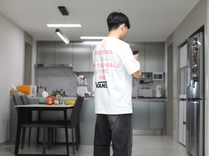 Vans x Peaches. Staple S/S T-Shirt White 착용 스타일 - 1