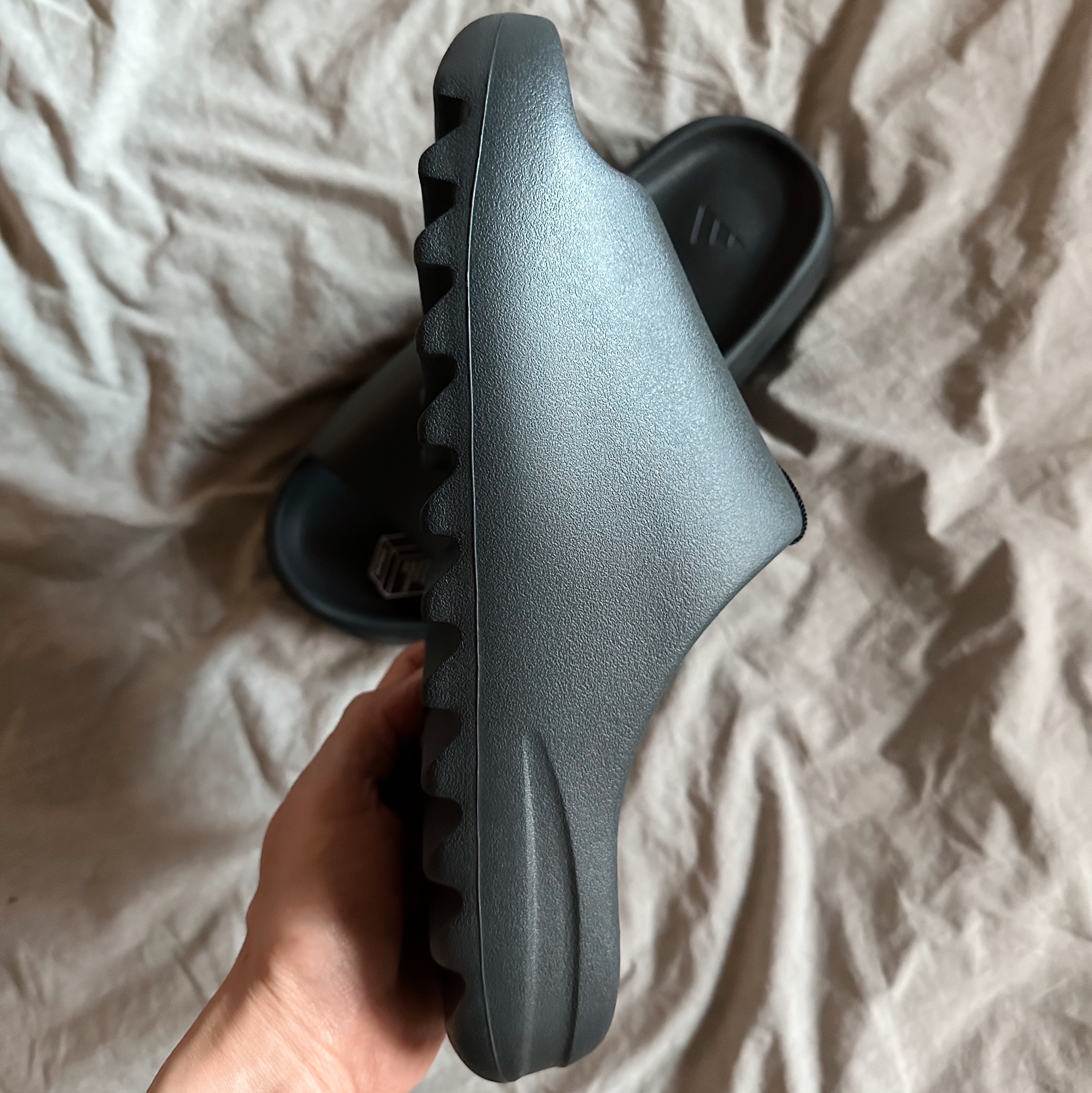 Adidas Yeezy Slide Onyx 착용 스타일 - 3