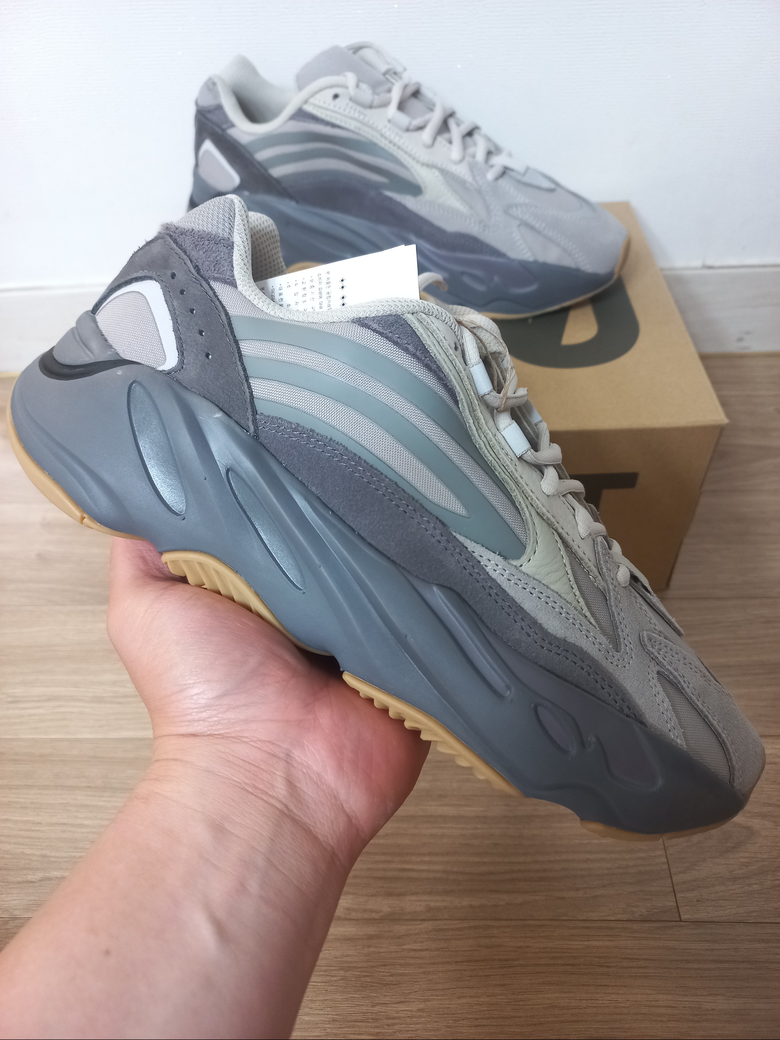Adidas Yeezy Boost 700 V2 Tephra 2023 착용 스타일 - 1