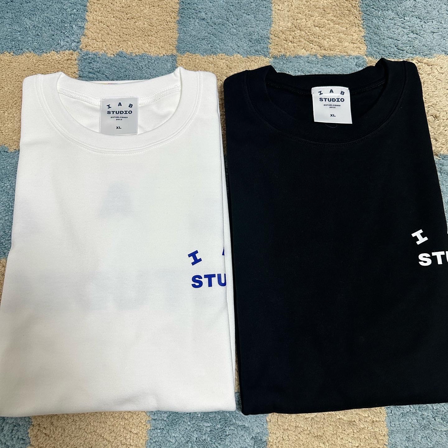 IAB Studio 10th Anniversary T-Shirts Pack White & Black (2 Pack) 착용 스타일 - 2