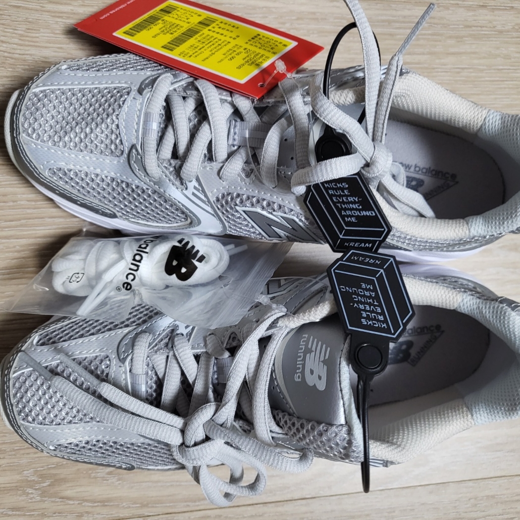 New Balance 530 Silver Grey 착용 스타일