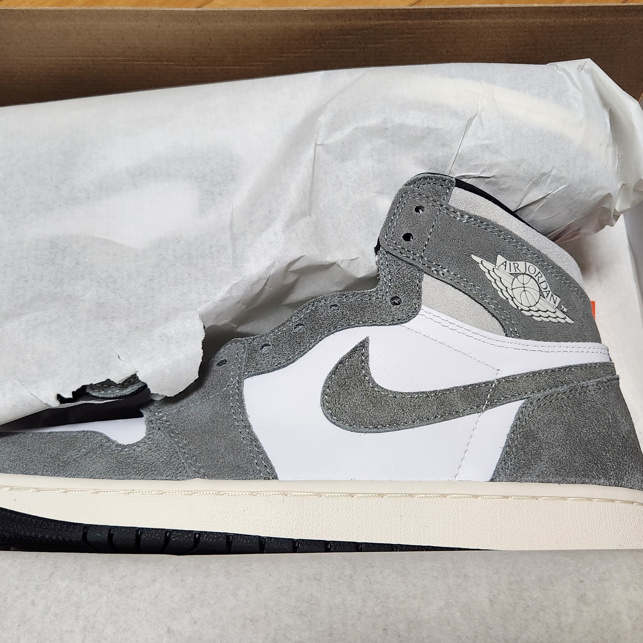 Jordan 1 Retro High OG Black and Smoke Grey 착용 스타일 - 2