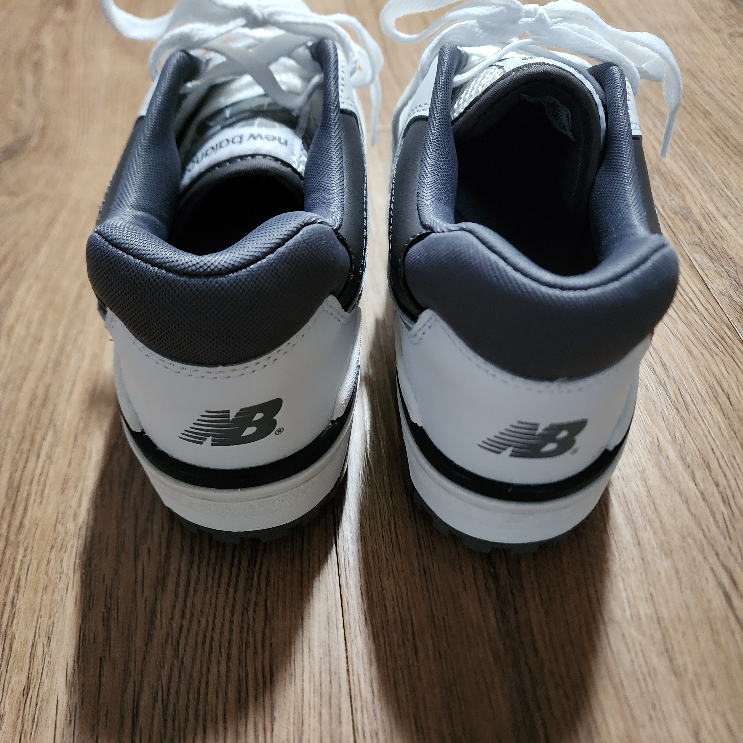 New Balance 550 White Grey Dark Grey - 2E Wide 착용 스타일 - 3
