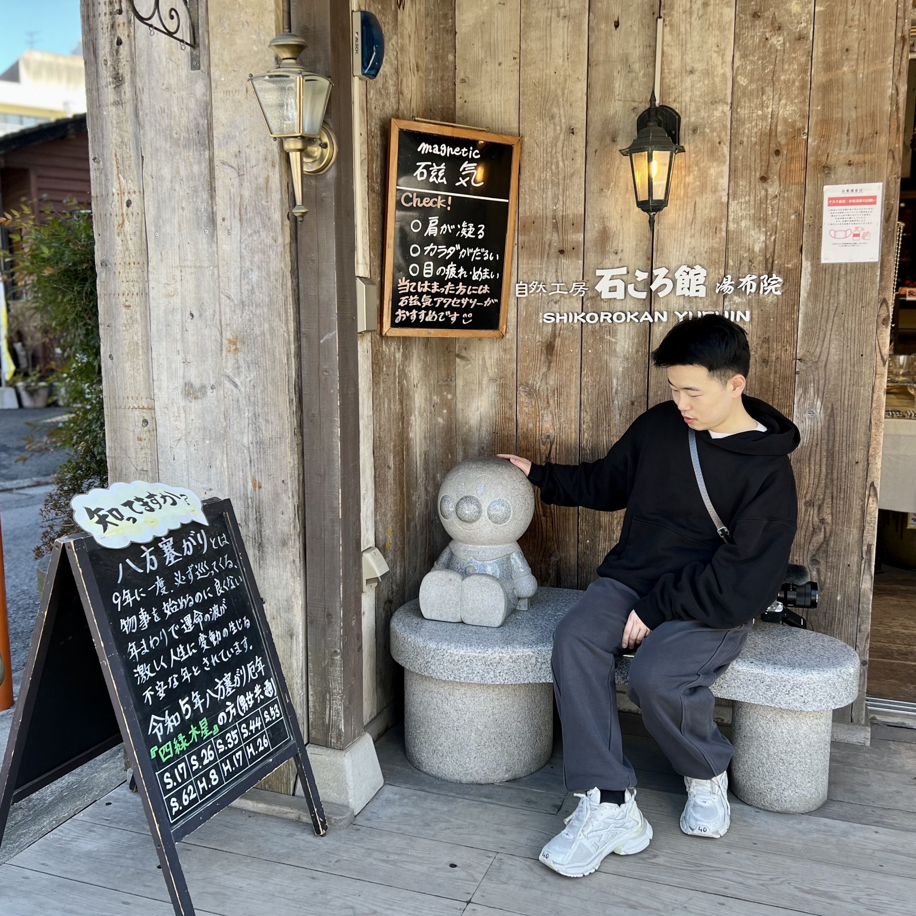 Balenciaga Runner Sneakers White 착용 스타일