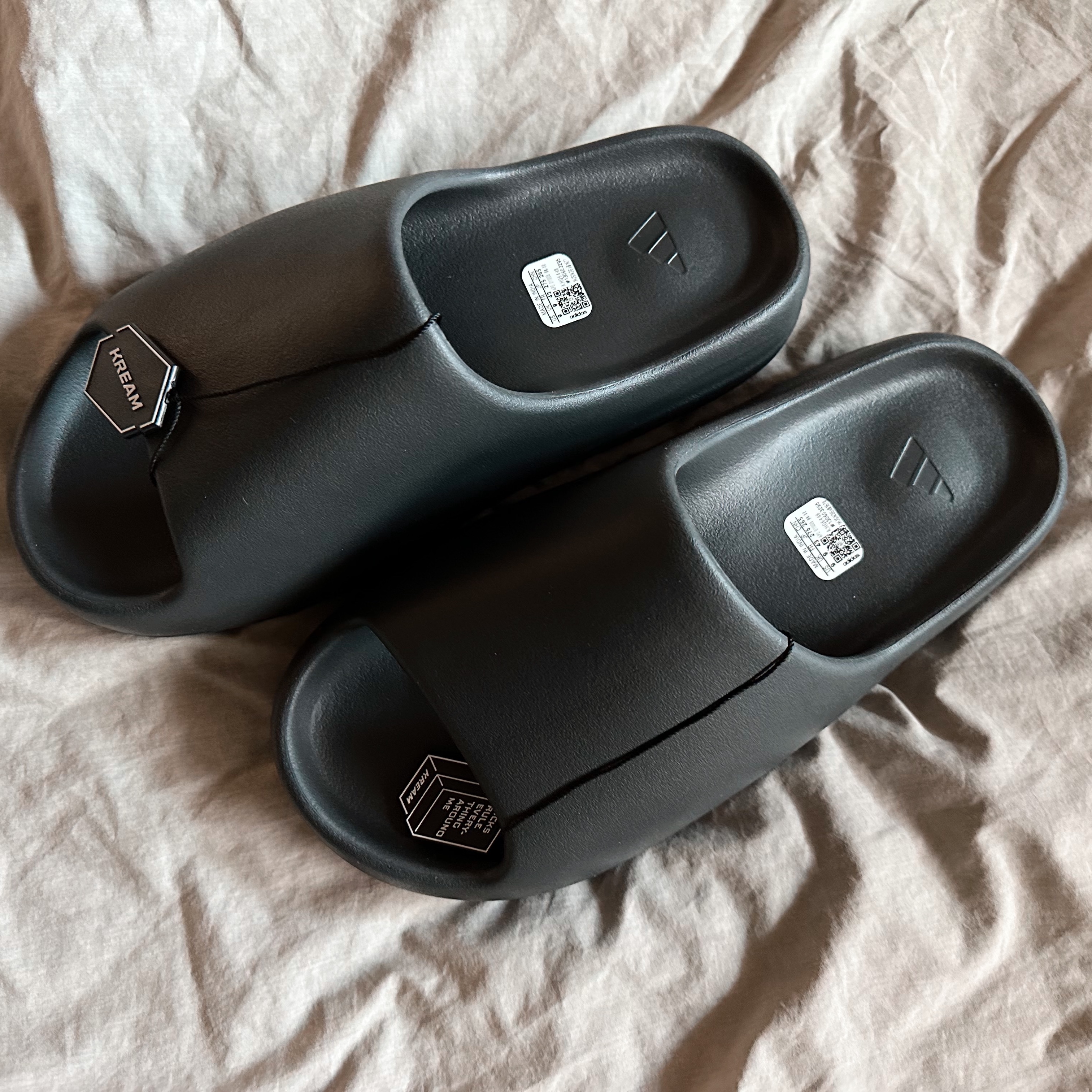 Adidas Yeezy Slide Onyx 착용 스타일 - 1
