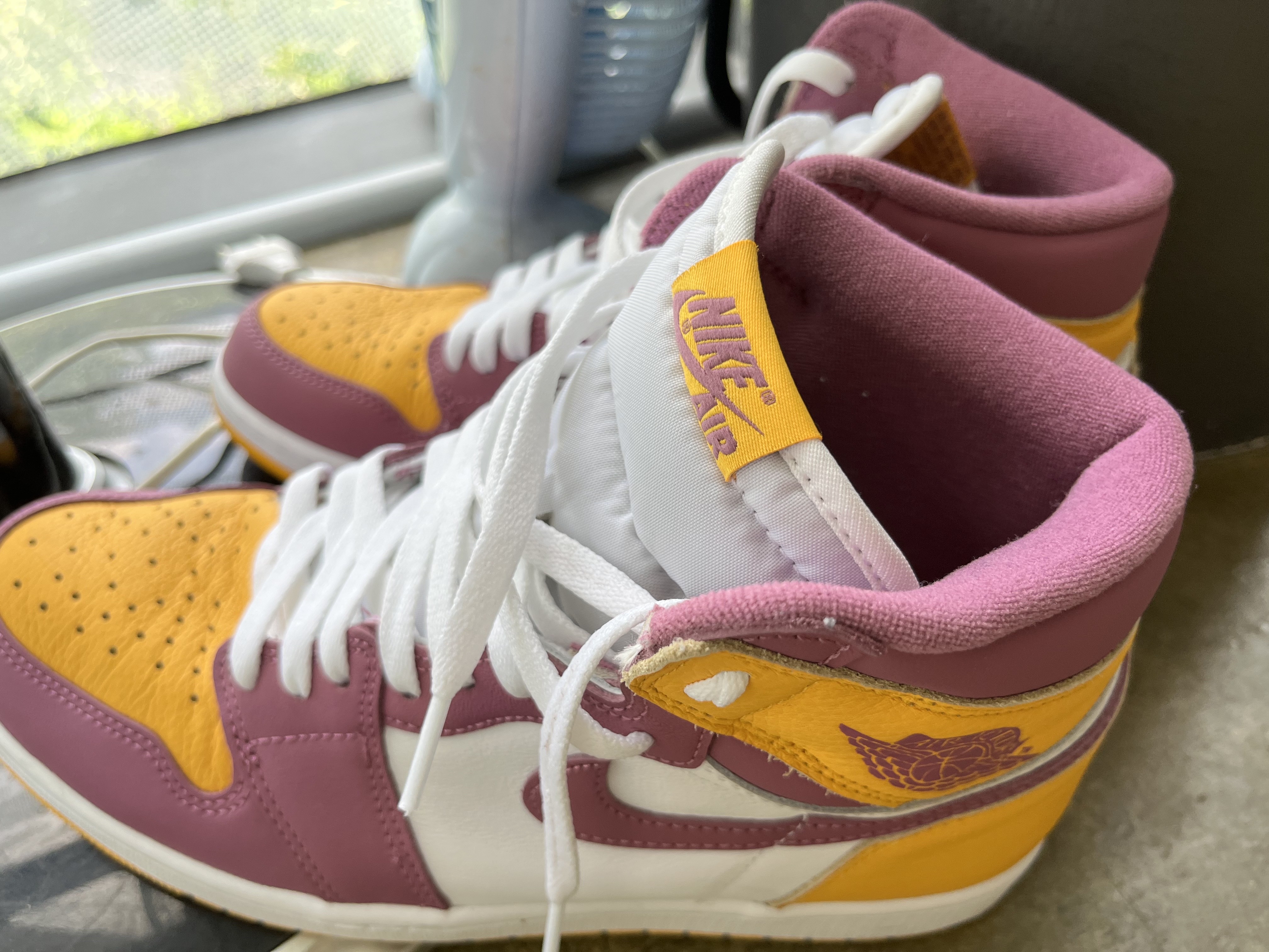 Jordan 1 Retro High OG University Gold Light Bordeaux 착용 스타일