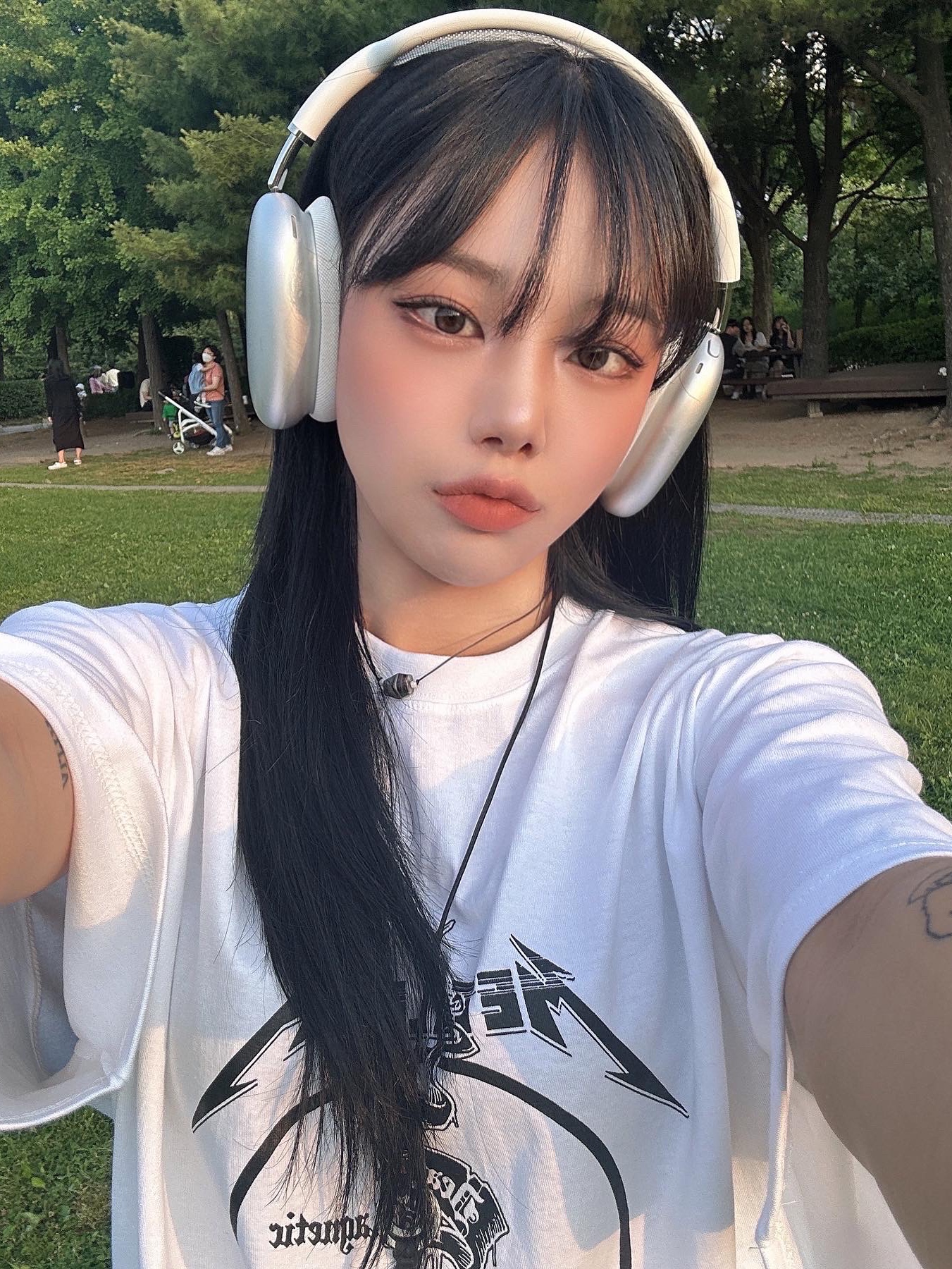 Apple AirPods Max Lightning Silver (Korean Ver.) 착용 스타일 - 1