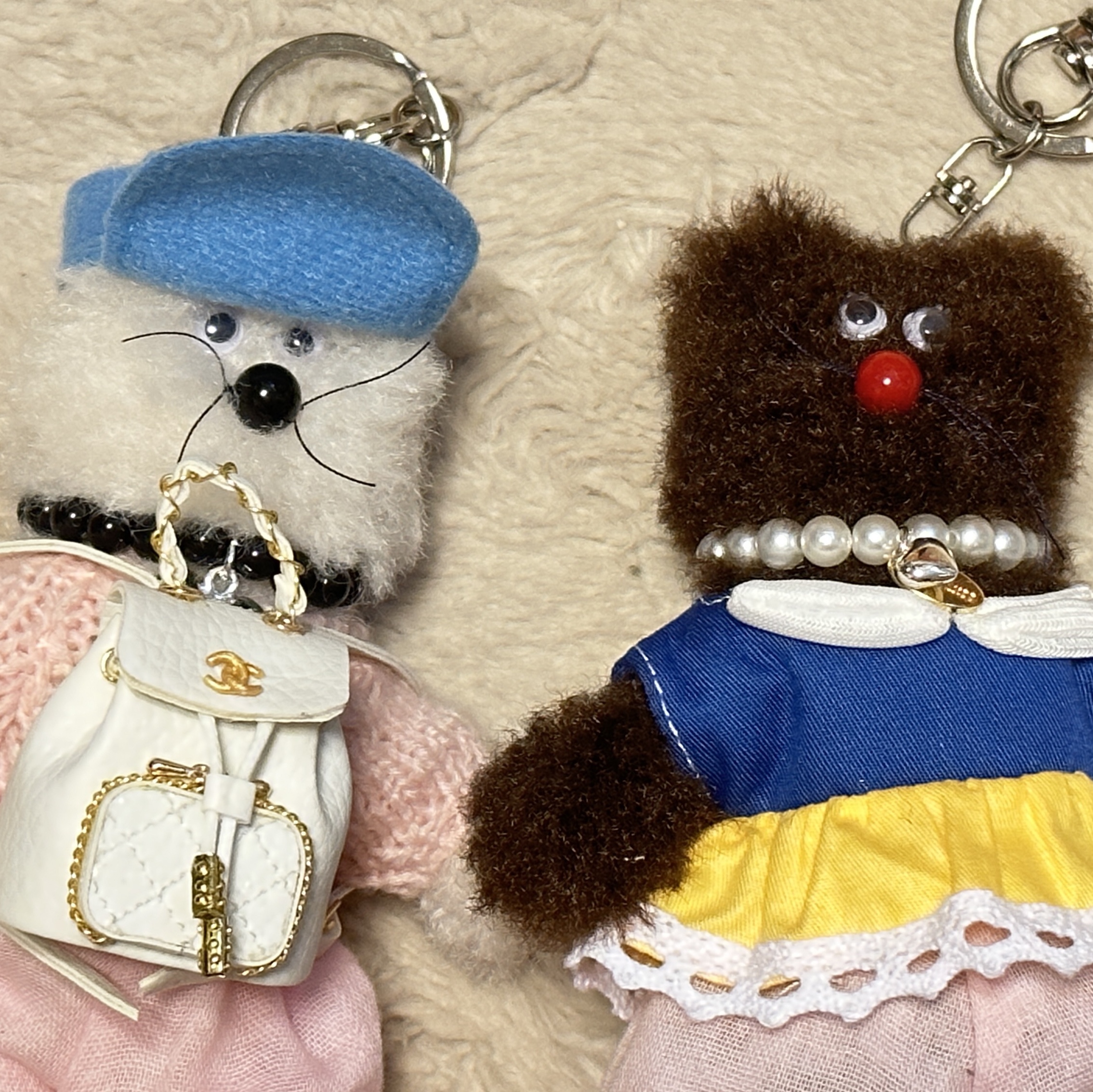 [KREAM 단독] Monamhee Creami Keyring Cream, Monamhee Beulpingi Keyring with White Pants Black 착용 스타일 - 2