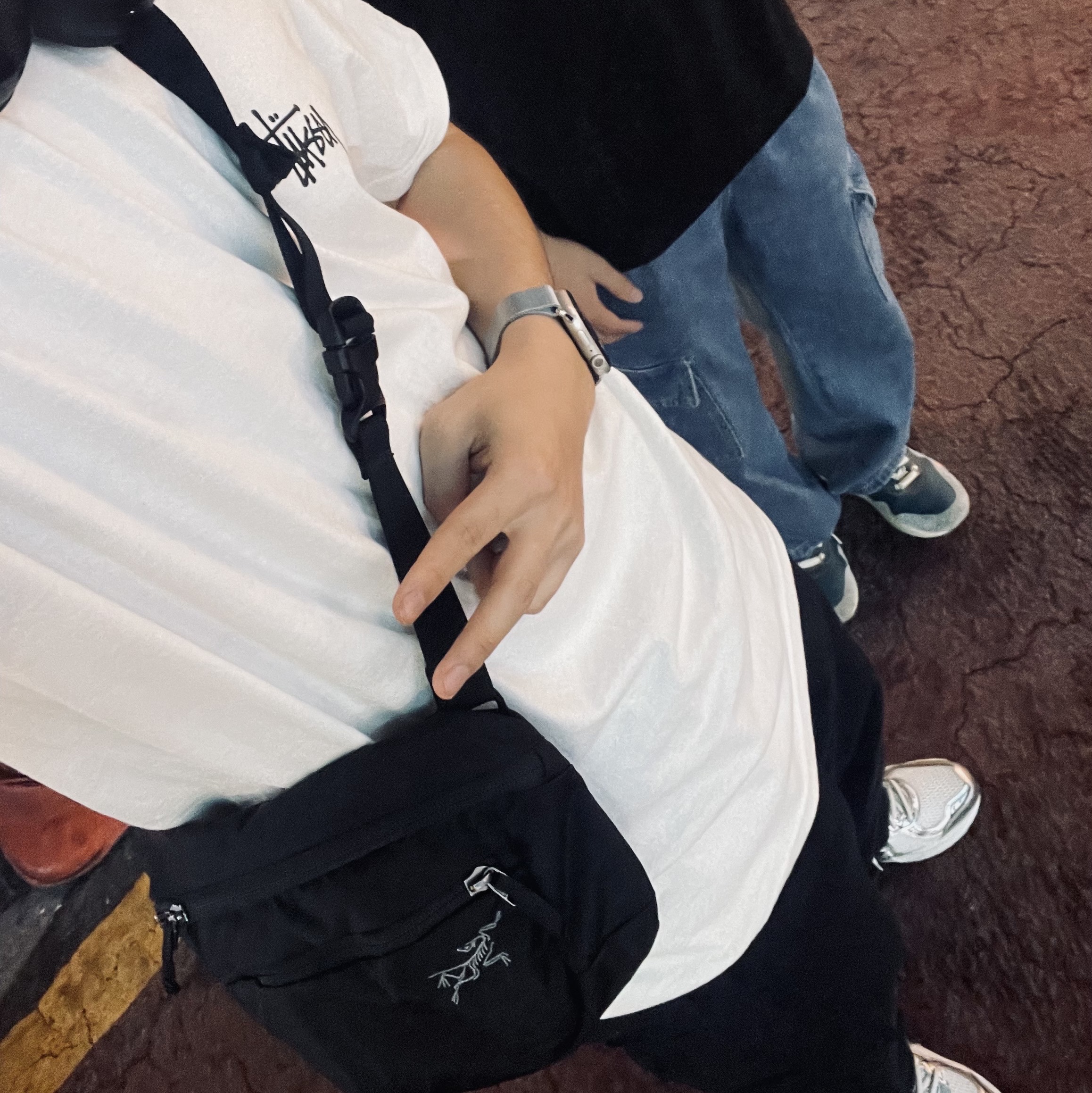 Arc'teryx Mantis 2 Waistpack Black, New Balance 860v2 White Black 착용 스타일