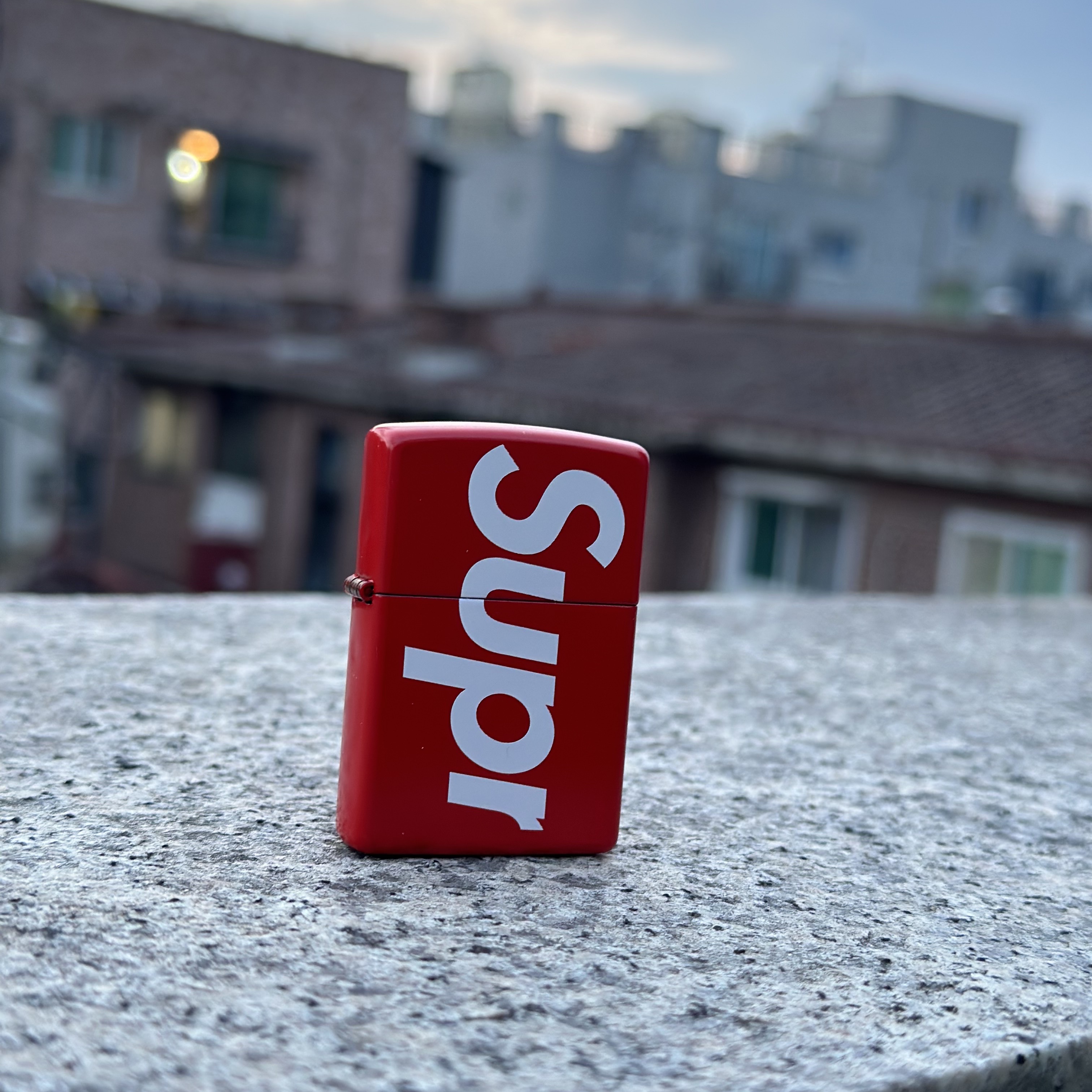 Supreme Logo Zippo Red 착용 스타일 - 1