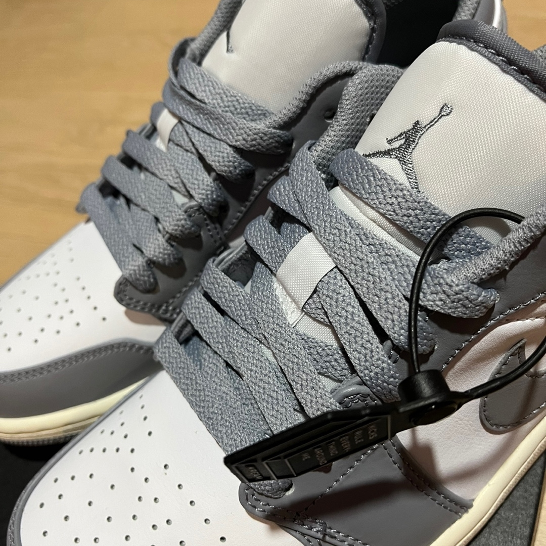 Jordan 1 Low Stealth and White 착용 스타일 - 5