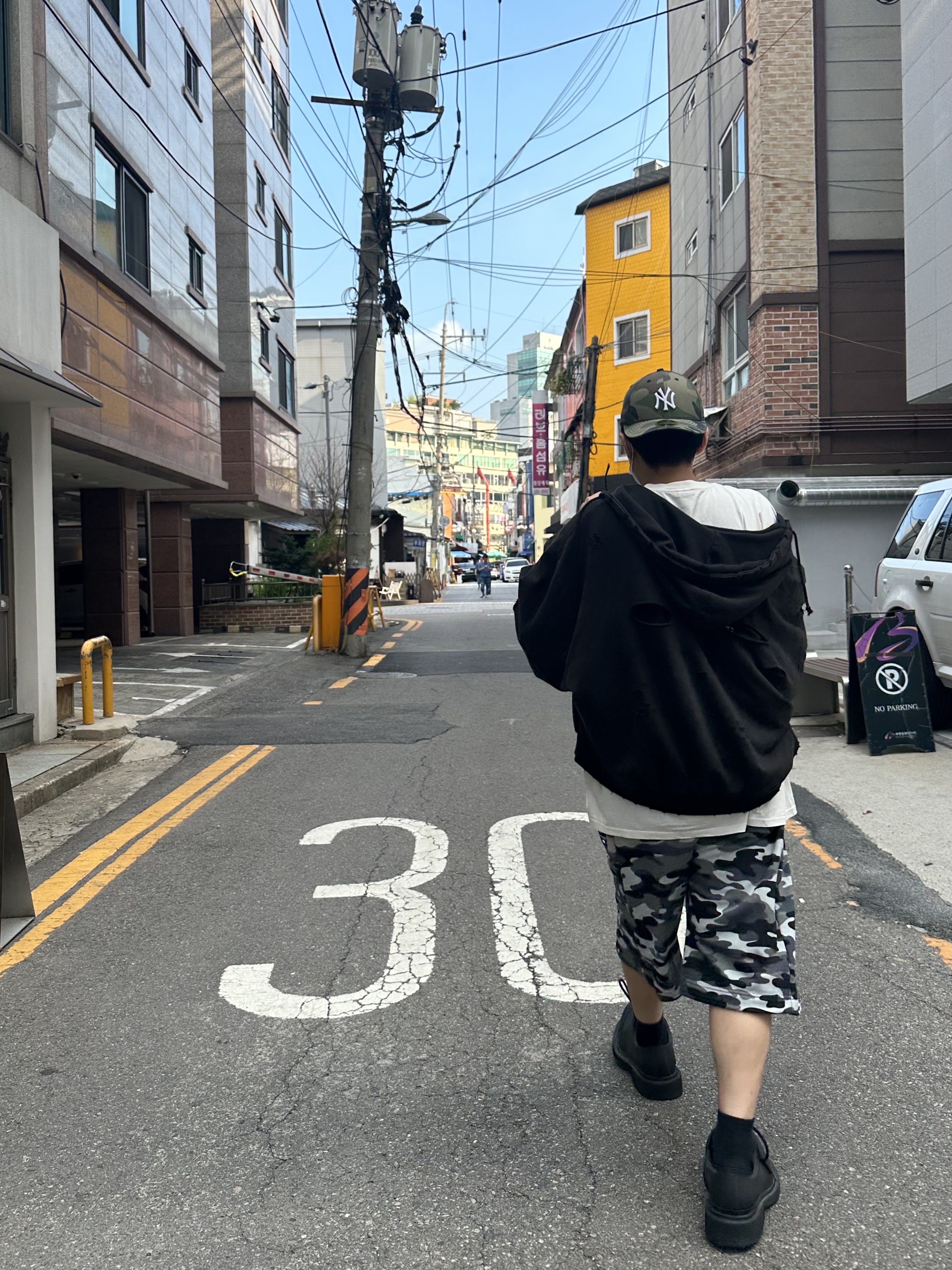 Stussy x Martine Rose Stand Firm Pigment Dyed T-Shirt Natural, Project G/R Distressed Layer Zip Hoodie Faded Black 착용 스타일 - 3