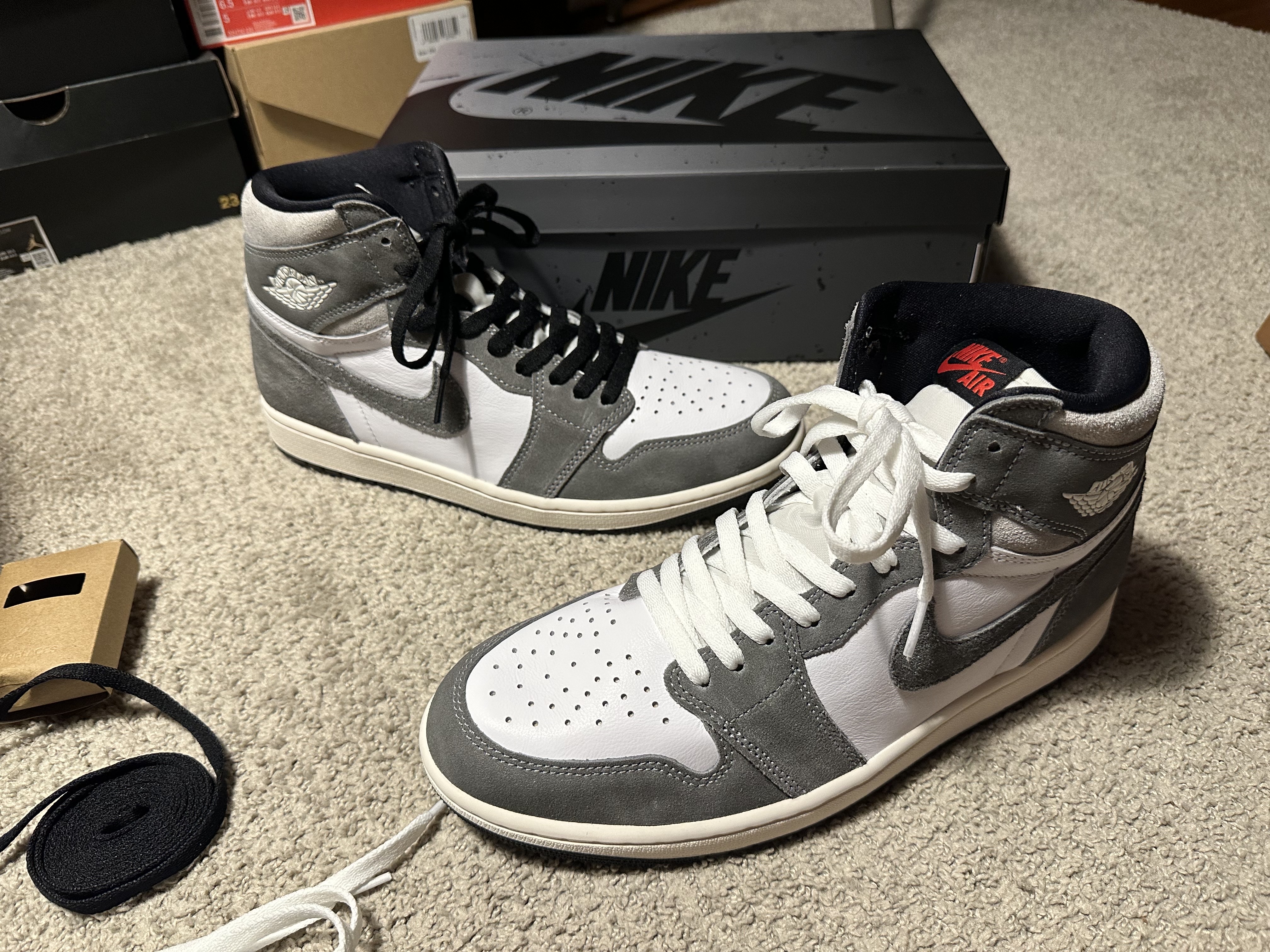 Jordan 1 Retro High OG Black and Smoke Grey 착용 스타일 - 2