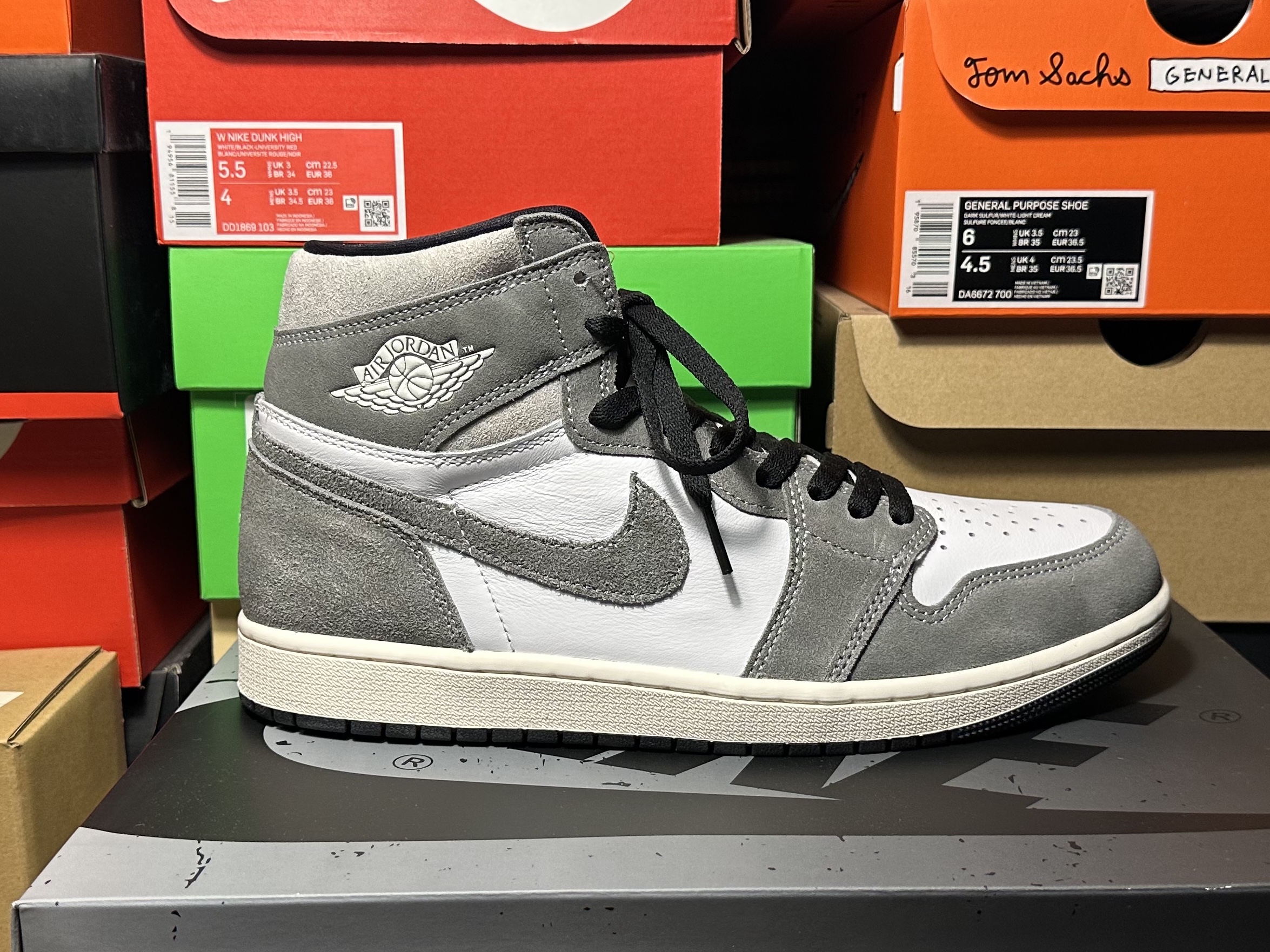 Jordan 1 Retro High OG Black and Smoke Grey 착용 스타일 - 4