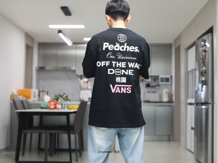Vans x Peaches. Staple S/S T-Shirt Black 착용 스타일 - 1