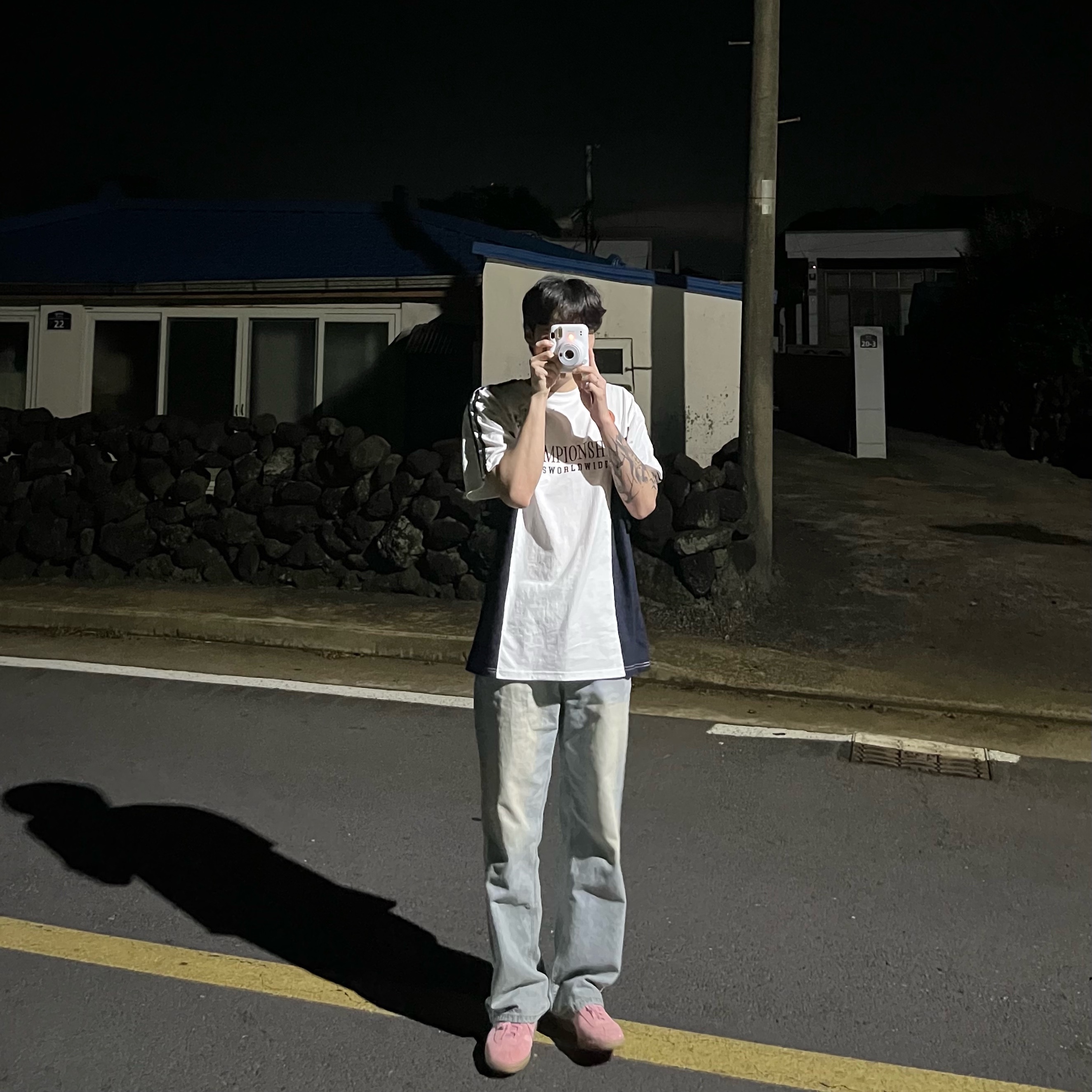 Adidas Bermuda Glow Pink 착용 스타일