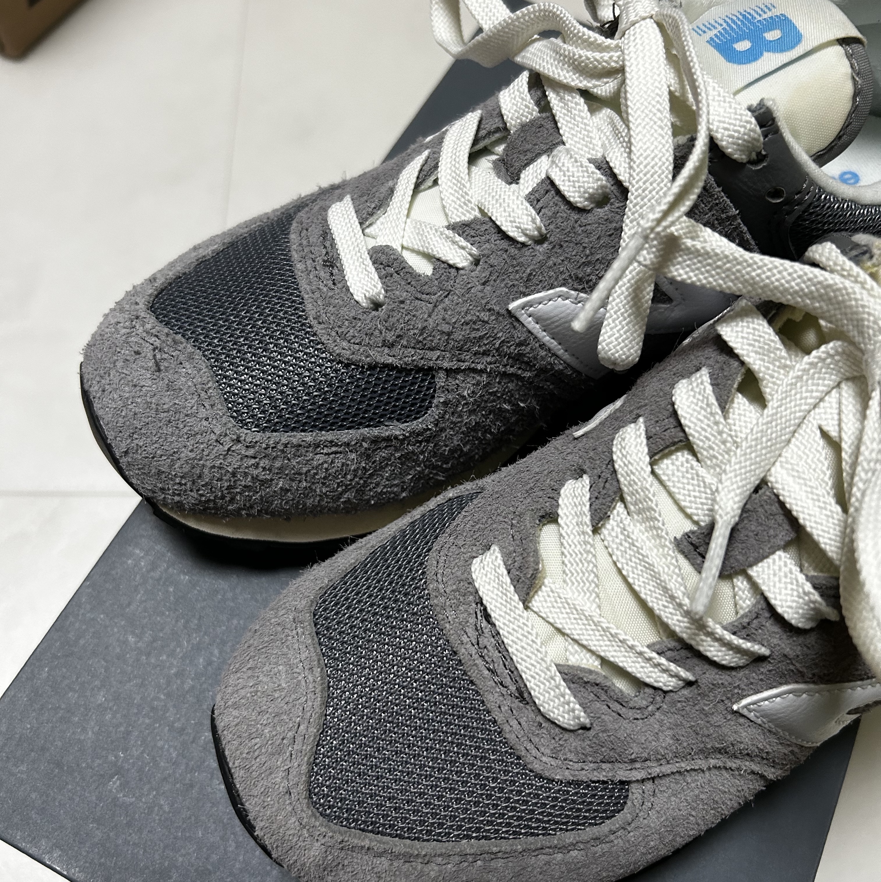 New Balance 574 Heritage Gray 착용 스타일 - 2