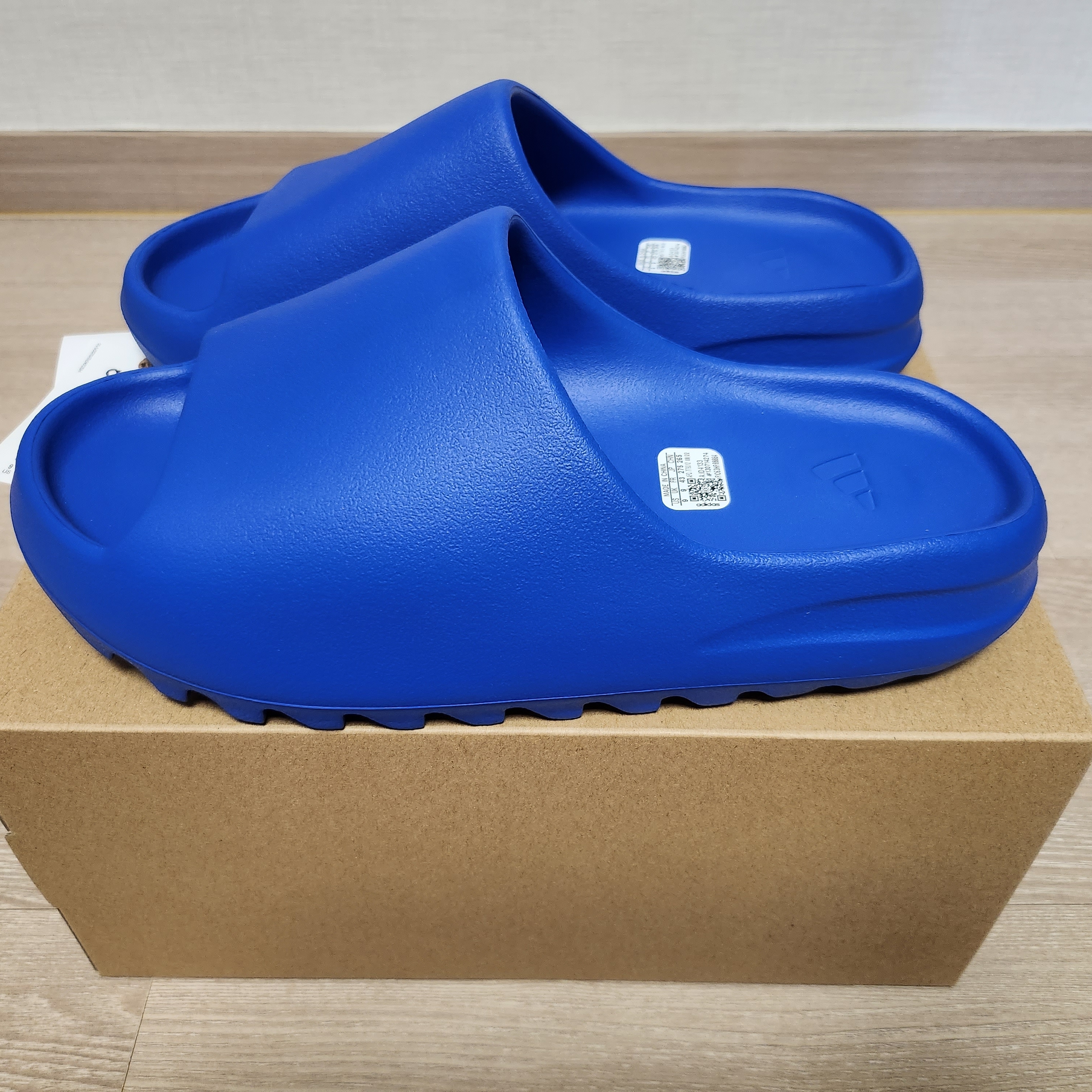Adidas Yeezy Slide Azure 착용 스타일 - 1