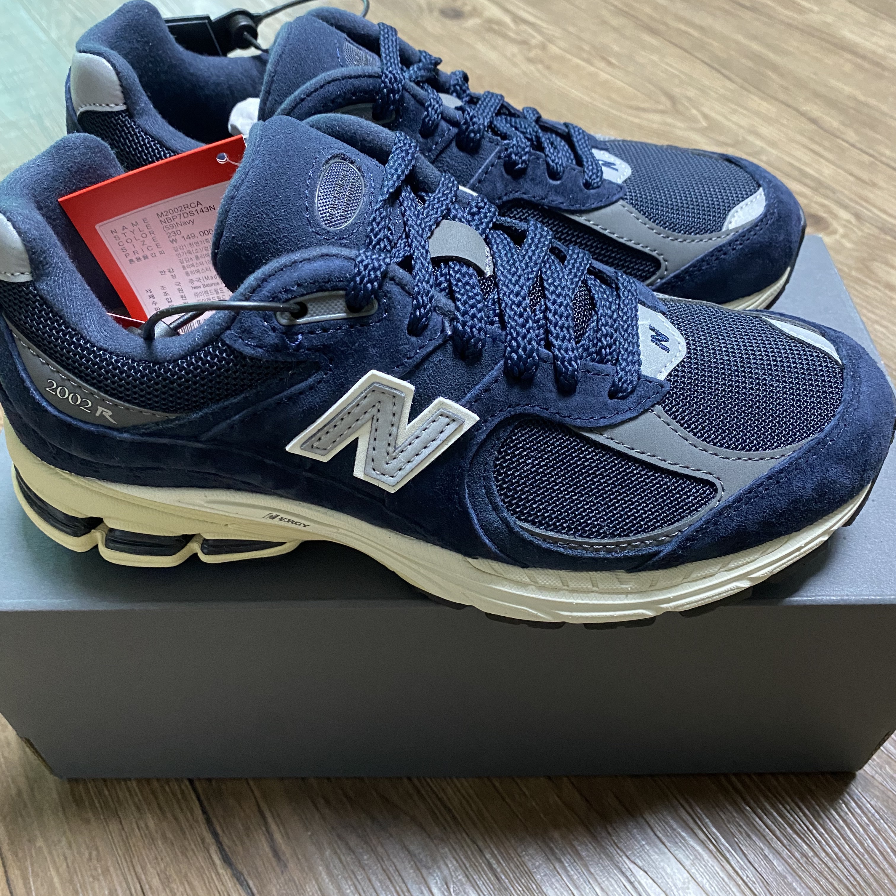 New Balance 2002R Eclipse Castlerock 착용 스타일 - 1