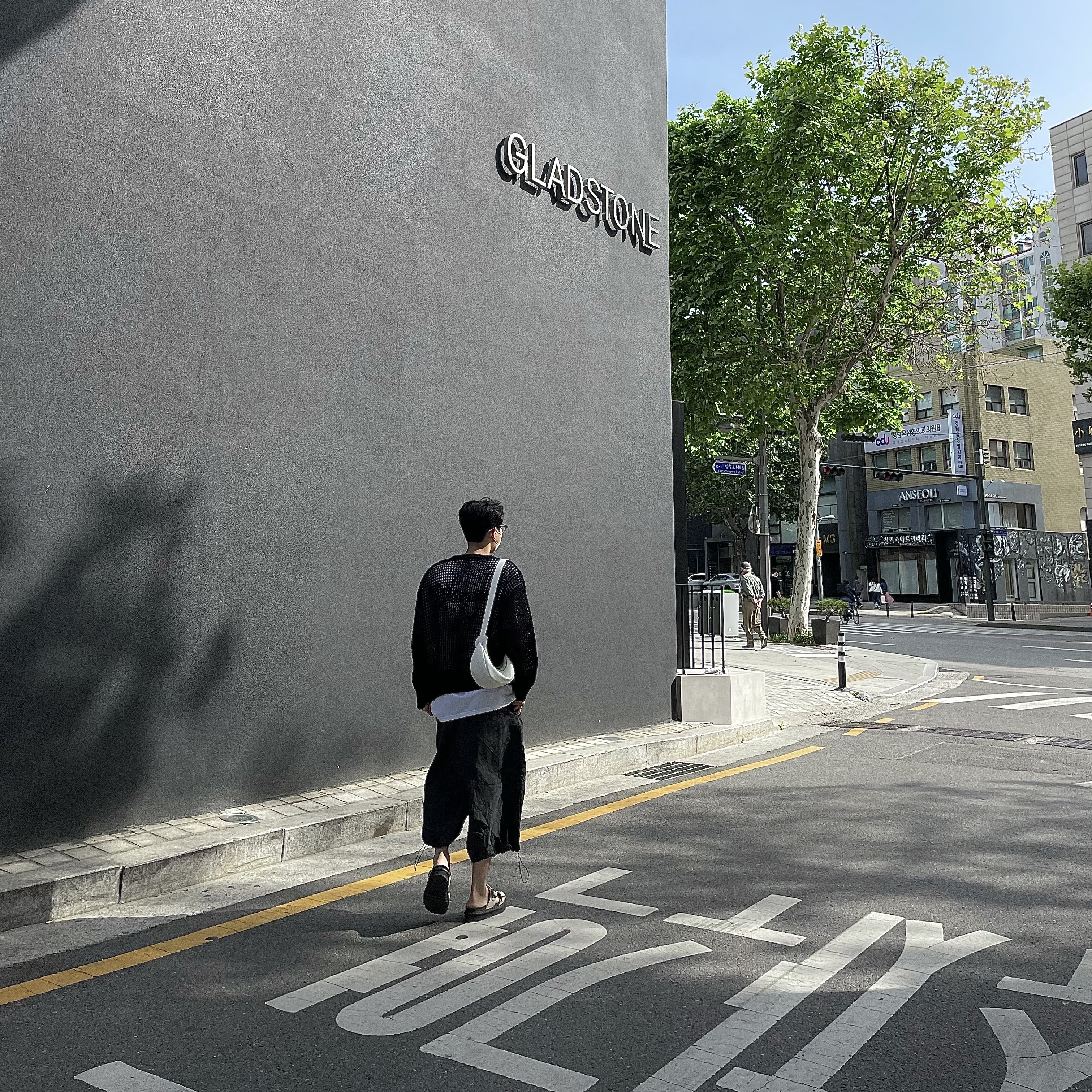 스투시 월드투어 롱슬리브 티셔츠 화이트, 닥터마틴 마일즈 DB 샌들 샌드 착용 스타일